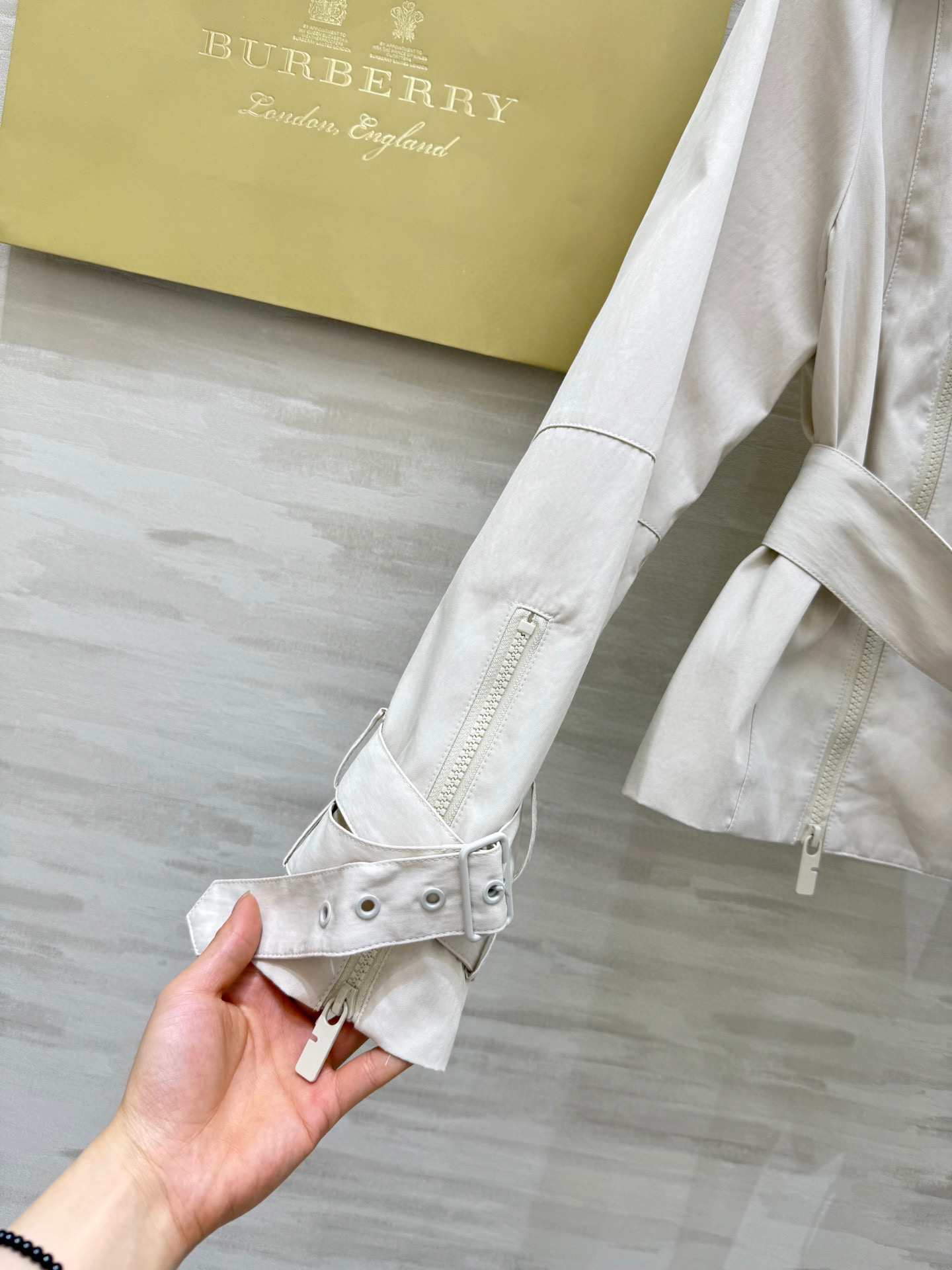 #Burberr♡²⁵秋冬新款 双拉链设计翻领风衣外套 高品质定制 现货首发size：S/M/L（s码胸