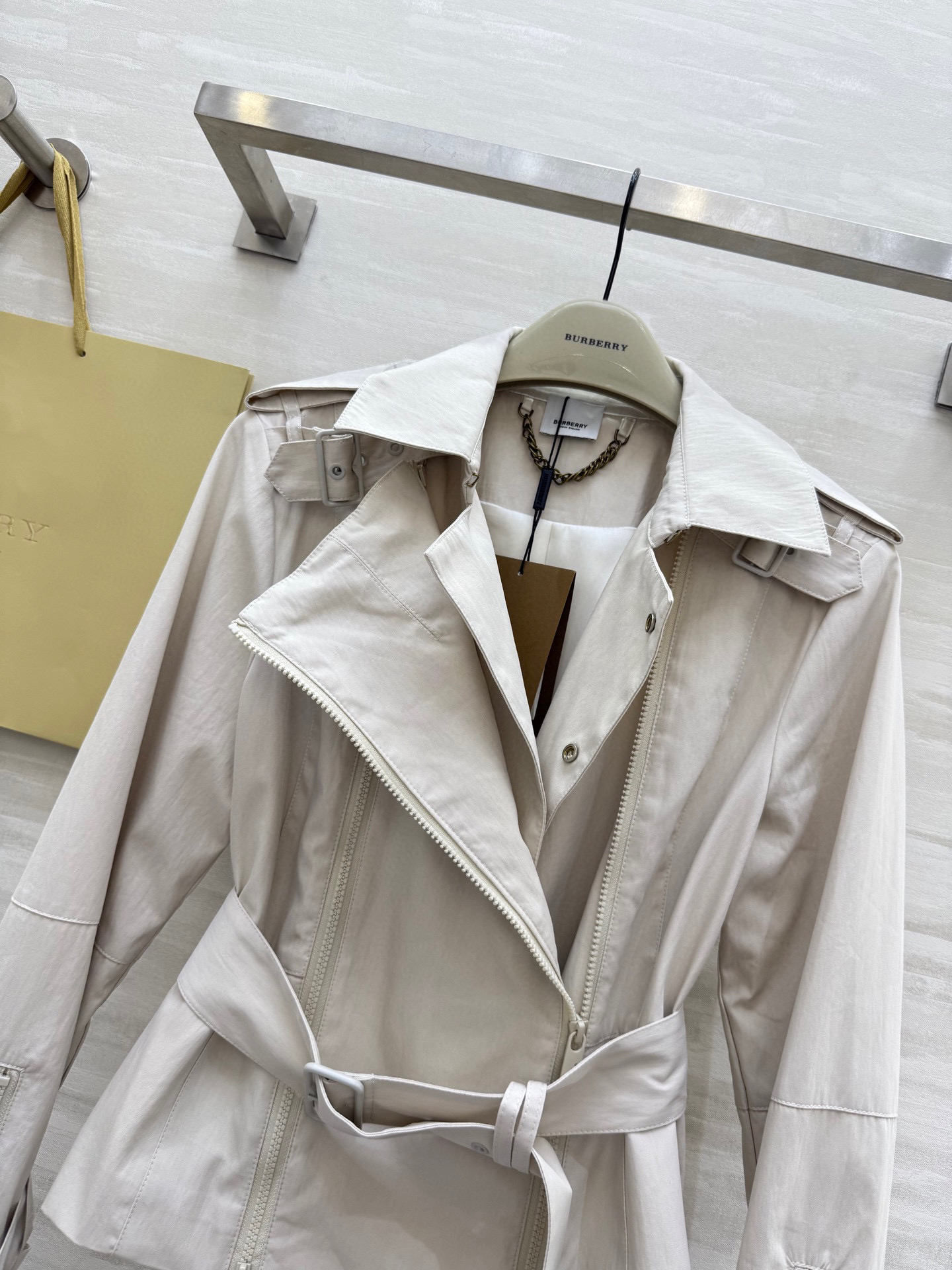 #Burberr♡²⁵秋冬新款 双拉链设计翻领风衣外套 高品质定制 现货首发size：S/M/L（s码胸