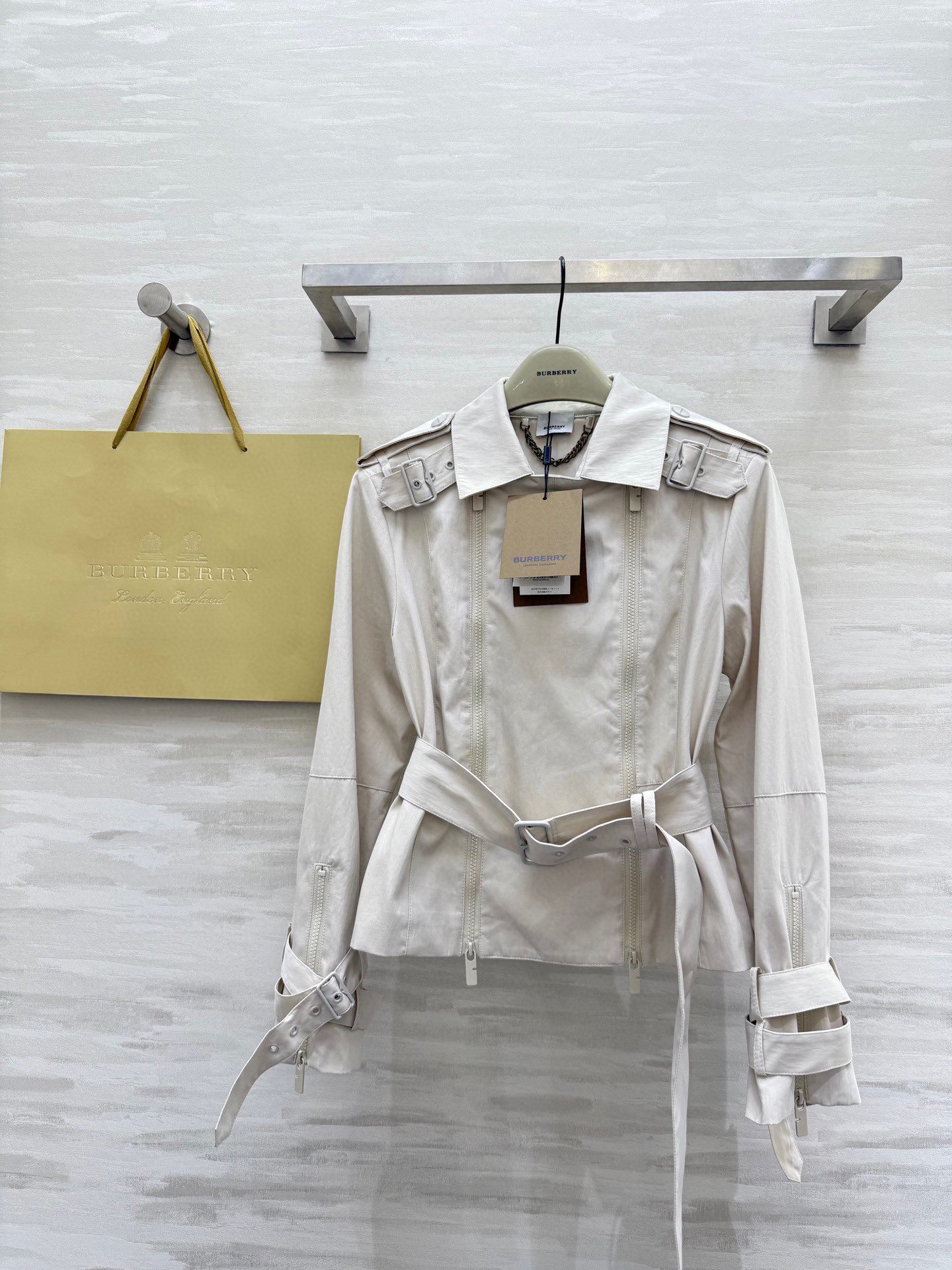 NO:560399,#Burberr new autumn and winter style double zipper design lapel windbreaker jacket, high quality customization, available in stock, sizeS/M/L (S size bust 88, length 54),,burberry,jackets & coats,alexander wang19860909#Burberr秋冬新款 双拉链设计翻领风衣外套 高品质定制 现货首发sizeS/M/L（s码胸围88,衣长54）,,burberry,jackets & coats,alexander wang,Women's clothing