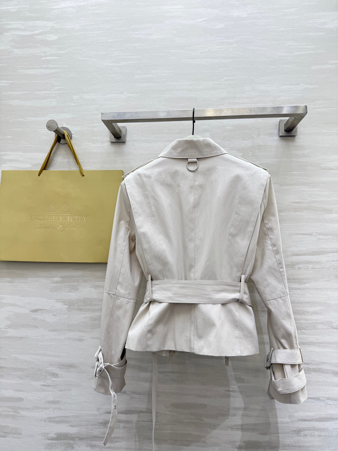 #Burberr♡²⁵秋冬新款 双拉链设计翻领风衣外套 高品质定制 现货首发size：S/M/L（s码胸