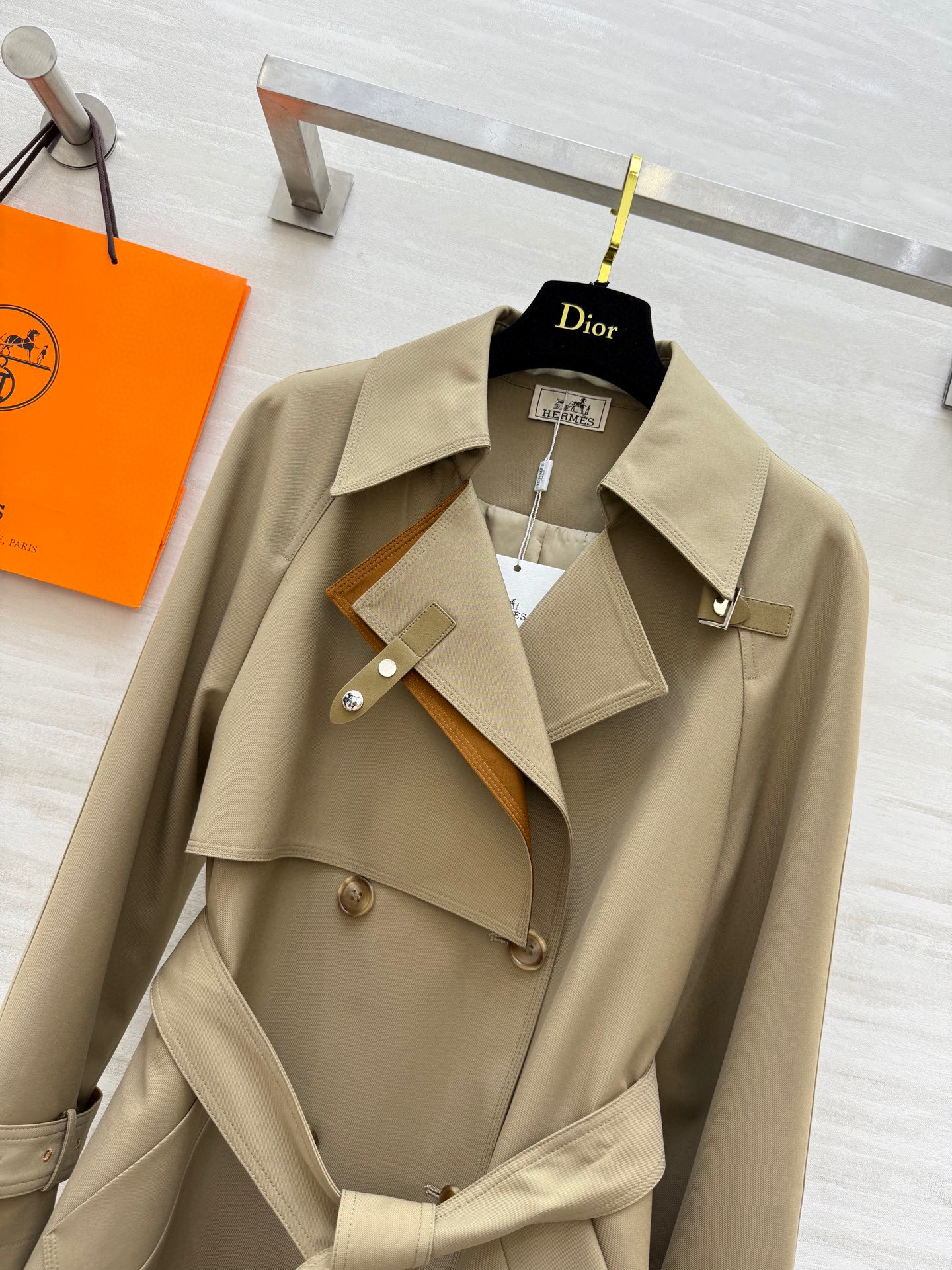 #Herme♡²⁵早秋新款 撞色翻领长款风衣 高品质定制 现货首发size：S/M/L（M码胸围：98，