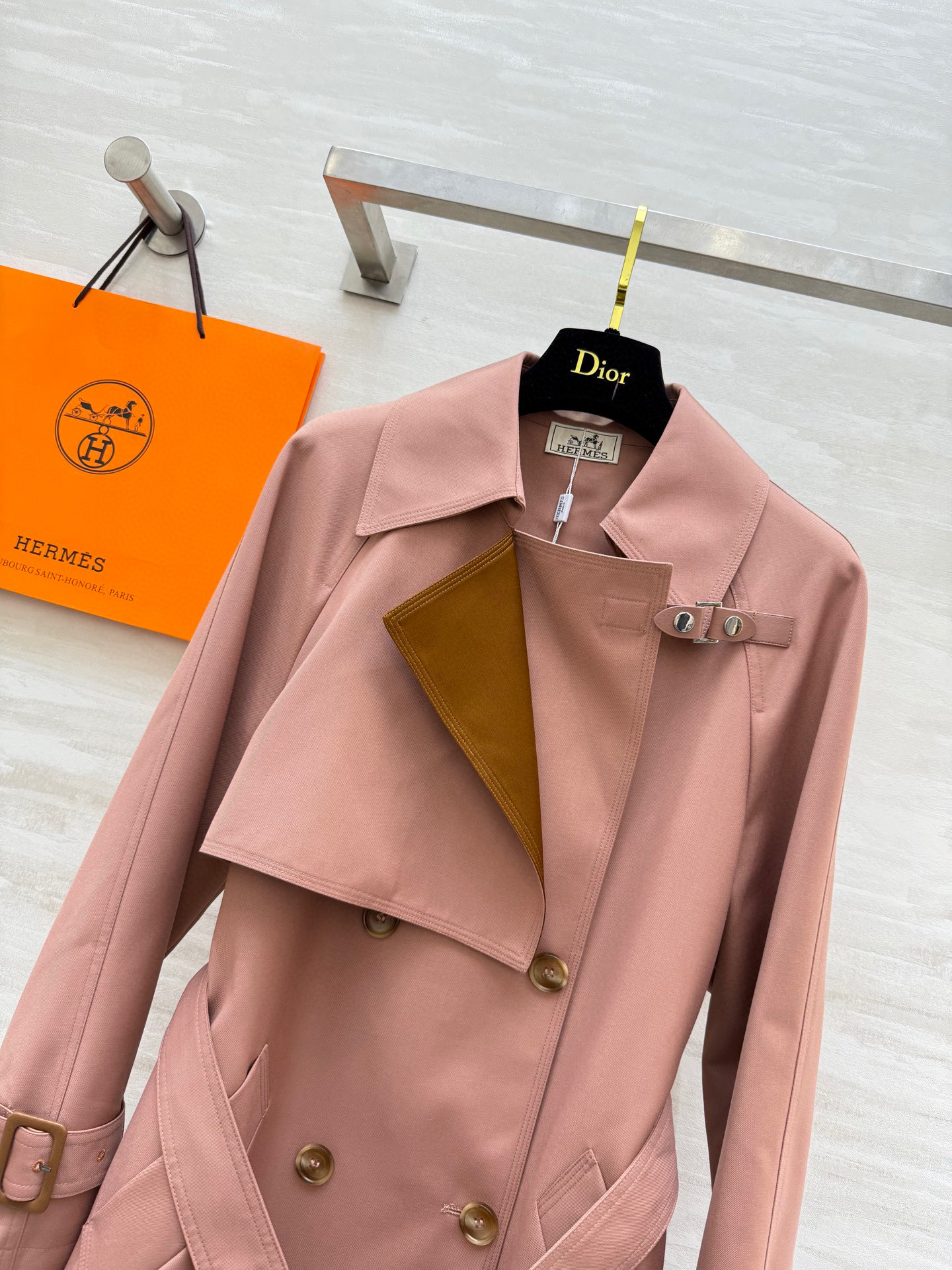 #Herme♡²⁵早秋新款 撞色翻领长款风衣 高品质定制 现货首发size：S/M/L（M码胸围：98，