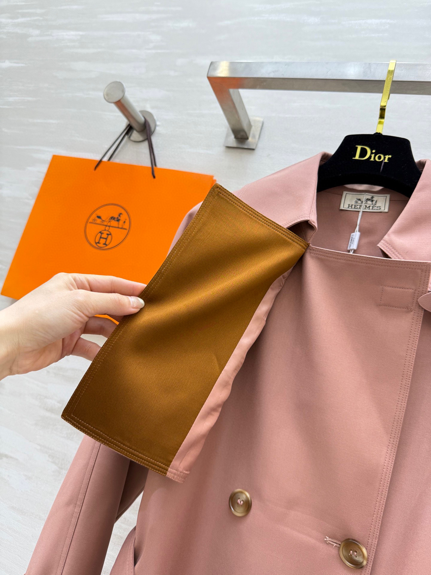 #Herme♡²⁵早秋新款 撞色翻领长款风衣 高品质定制 现货首发size：S/M/L（M码胸围：98，