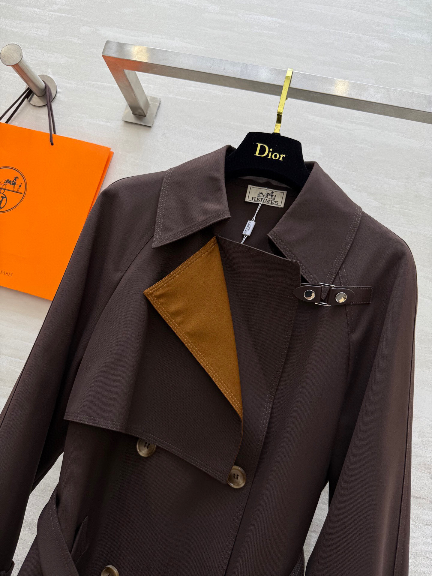 #Herme♡²⁵早秋新款 撞色翻领长款风衣 高品质定制 现货首发size：S/M/L（M码胸围：98，