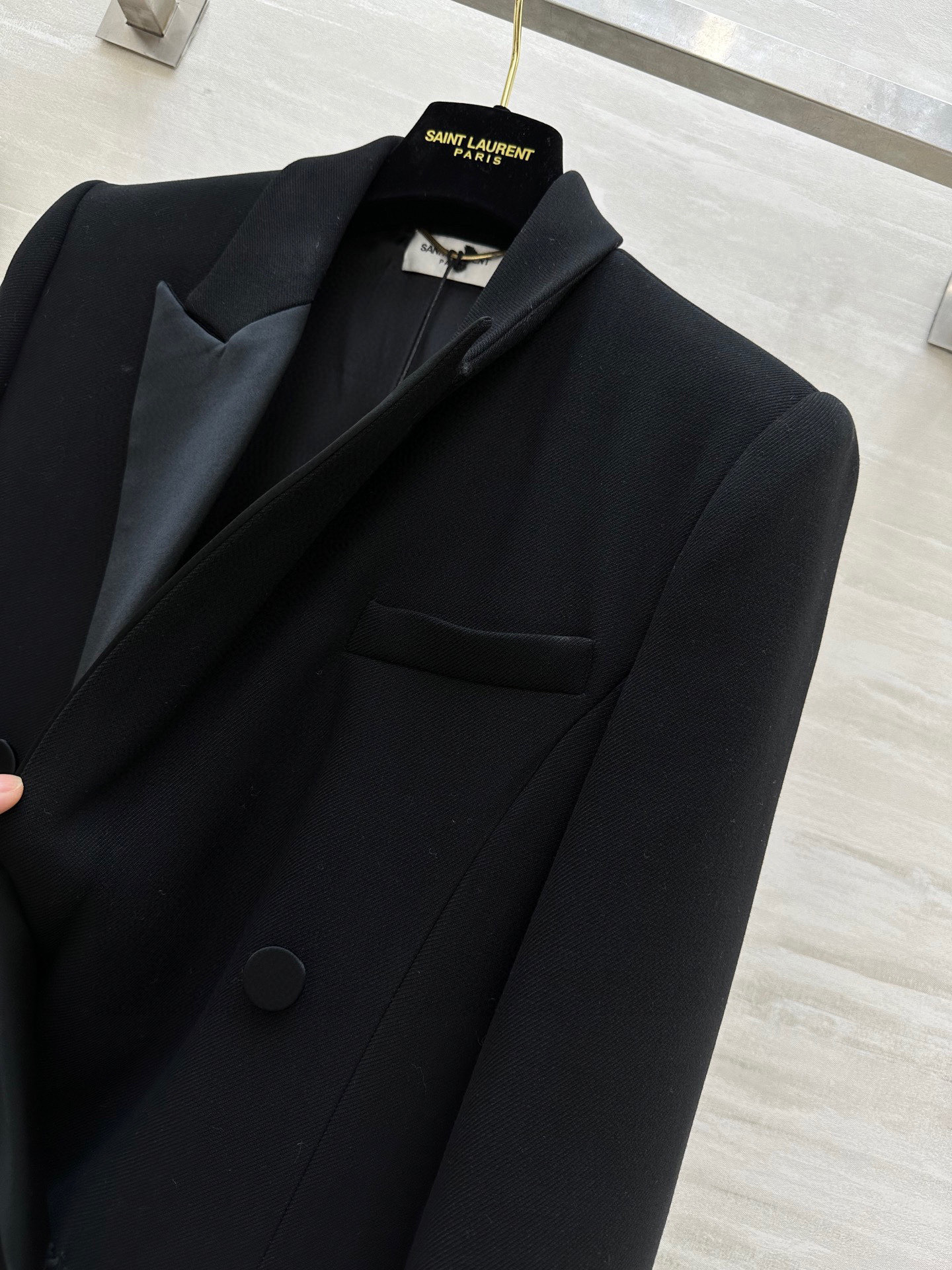 #ysl新款双排扣Tuxedo长款西装外套 完美演绎极致的黑 醋酸领拼接魅惑感十足 立体剪裁版型展现出凌