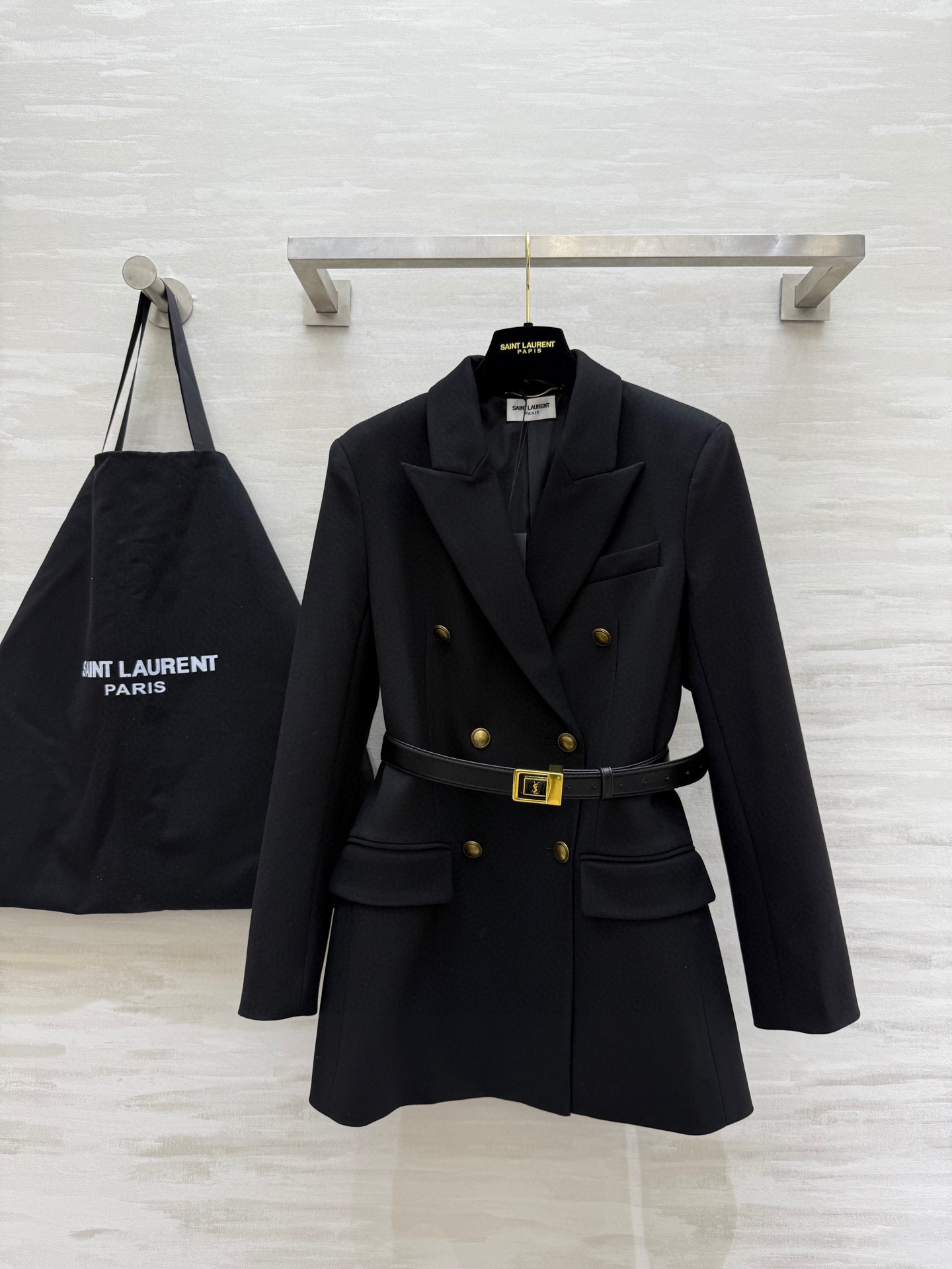 NO:560387,#YSL Autumn and Winter New Style Gold Buckle Brazier Suit Delivery Belt An exquisite suit jacket that shows off your waist. Inspired by the British Navy. High-quality customization. Available now. SizeS/M/L/XL (S size shoulder width 40, bust 98, length 73),,saint laurent,jackets & coats,business suit,alexander wang19860909#YSL秋冬新款 金扣布雷泽西装 配送腰带 非常显腰身的一款精致西装外套 灵感来源于英国海军 高品质定制 现货首发sizeS/M/L/XL（s码肩宽40,胸围98,衣长73）,,saint laurent,jackets & coats,business suit,alexander wang,Women's clothing