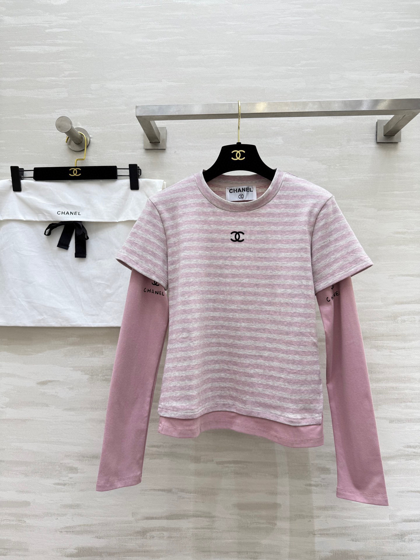 NO:561098,#Chane autumn and winter new style, second-hand series, fake two-piece design, striped top, high quality customization, ready for sale, dust bag delivered, size 36/38/40 (shoulder width 37, bust 94, length 60),,chanel,alexander wang19860909#Chane秋冬新款 中古系列 假两件设计 条纹上衣 高品质定制 现货首发 配送防尘袋 size36/38/40（36码肩宽37,胸围94,衣长60）,,chanel,alexander wang,Women's clothing