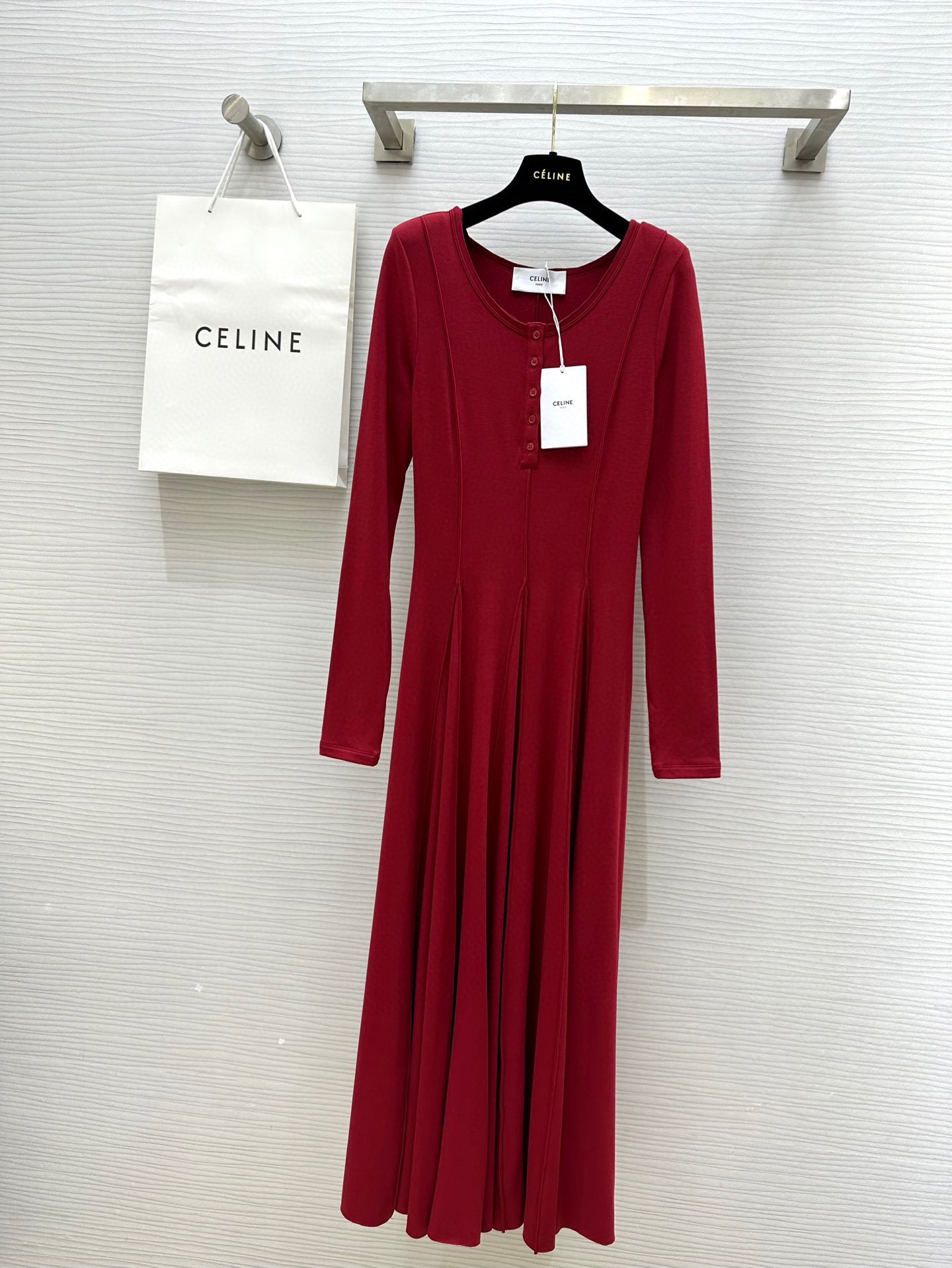 NO:561108,#Celin new style for autumn and winter. Minimalist style long-sleeved dress with large hem. Three-dimensional tailoring is elegant and grand. It looks great whether worn alone or paired with it. High-quality customization. Available in stock. Size S/M/L (shoulder width 37, bust 84, skirt length 128 for size M),,celine,skirts,alexander wang19860909#Celin秋冬新款 极简风长袖大摆连衣裙 立体剪裁版型优雅大气 无论是单穿或搭配都很好看 高品质定制 现货首发sizeS/M/L（M码肩宽37,胸围84,裙长128）,,celine,skirts,alexander wang,Women's clothing
