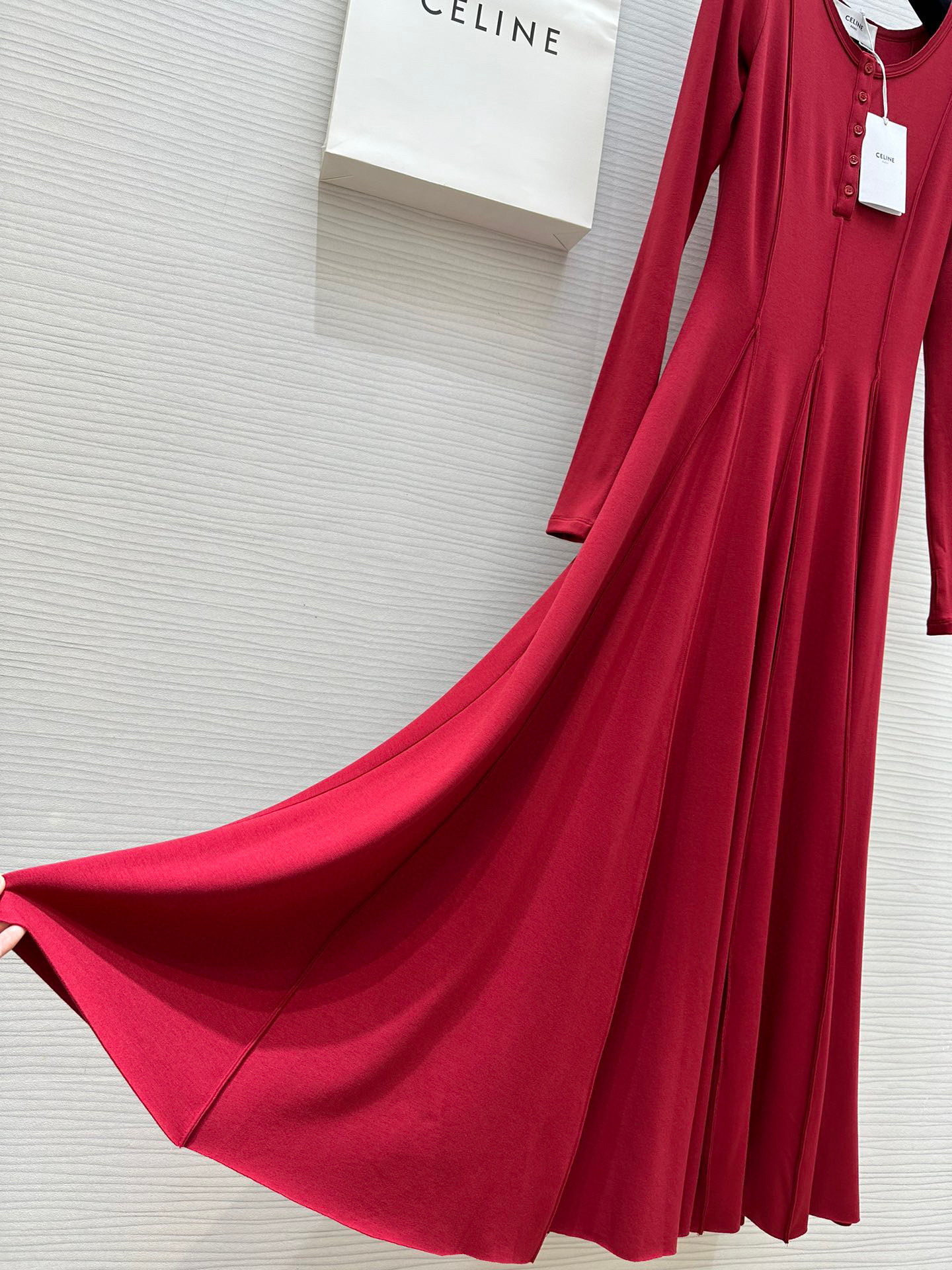 #Celin♡秋冬新款 极简风长袖大摆连衣裙 立体剪裁版型优雅大气 无论是单穿或搭配都很好看 高品质定制
