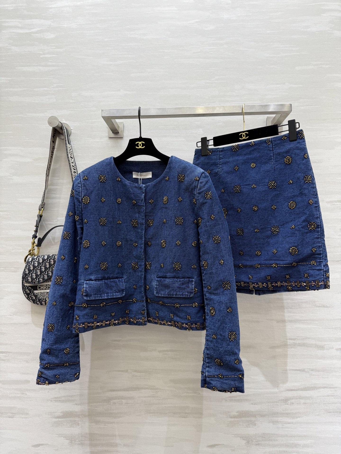 NO:561118,Jackets, skirts.#zimm haute couture series, heavy-duty hand-made beaded denim series, luxury high-end, high-quality customization, ready-made first size S/M/L (S size shoulder width 40, bust 96, length 54, skirt waist 66, skirt length 45),,skirts,jackets & coats,alexander wang19860909外套,半裙.#zimm高定系列 重工纯手工钉珠牛仔系列 奢华高级 高品质定制 现货首发sizeS/M/L（s码肩宽40,胸围96,衣长54,半裙腰围66,裙长45）,,skirts,jackets & coats,alexander wang,Women's clothing