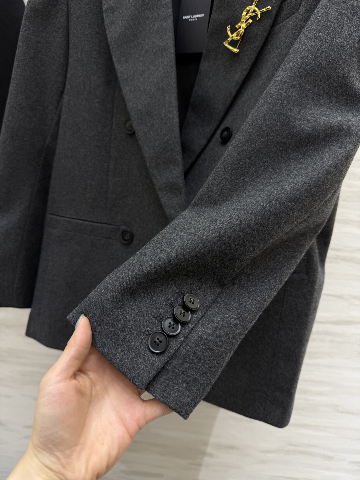 #ysl²⁵秋冬新款 羊毛西装外套 超大垫肩设计 赋予穿着者无与伦比的力量感和自信 羊毛面料 高品质定制