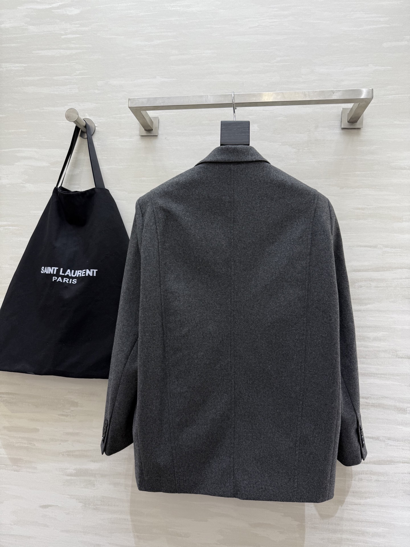 #ysl²⁵秋冬新款 羊毛西装外套 超大垫肩设计 赋予穿着者无与伦比的力量感和自信 羊毛面料 高品质定制