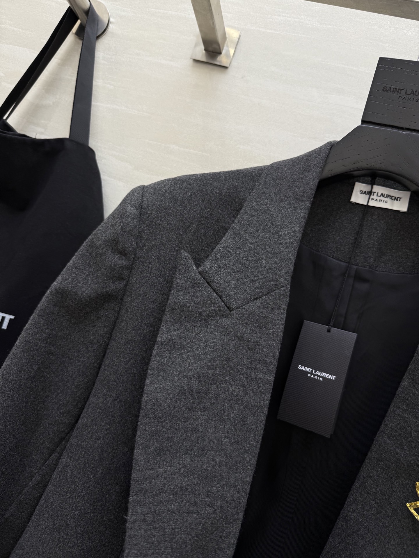 #ysl²⁵秋冬新款 羊毛西装外套 超大垫肩设计 赋予穿着者无与伦比的力量感和自信 羊毛面料 高品质定制