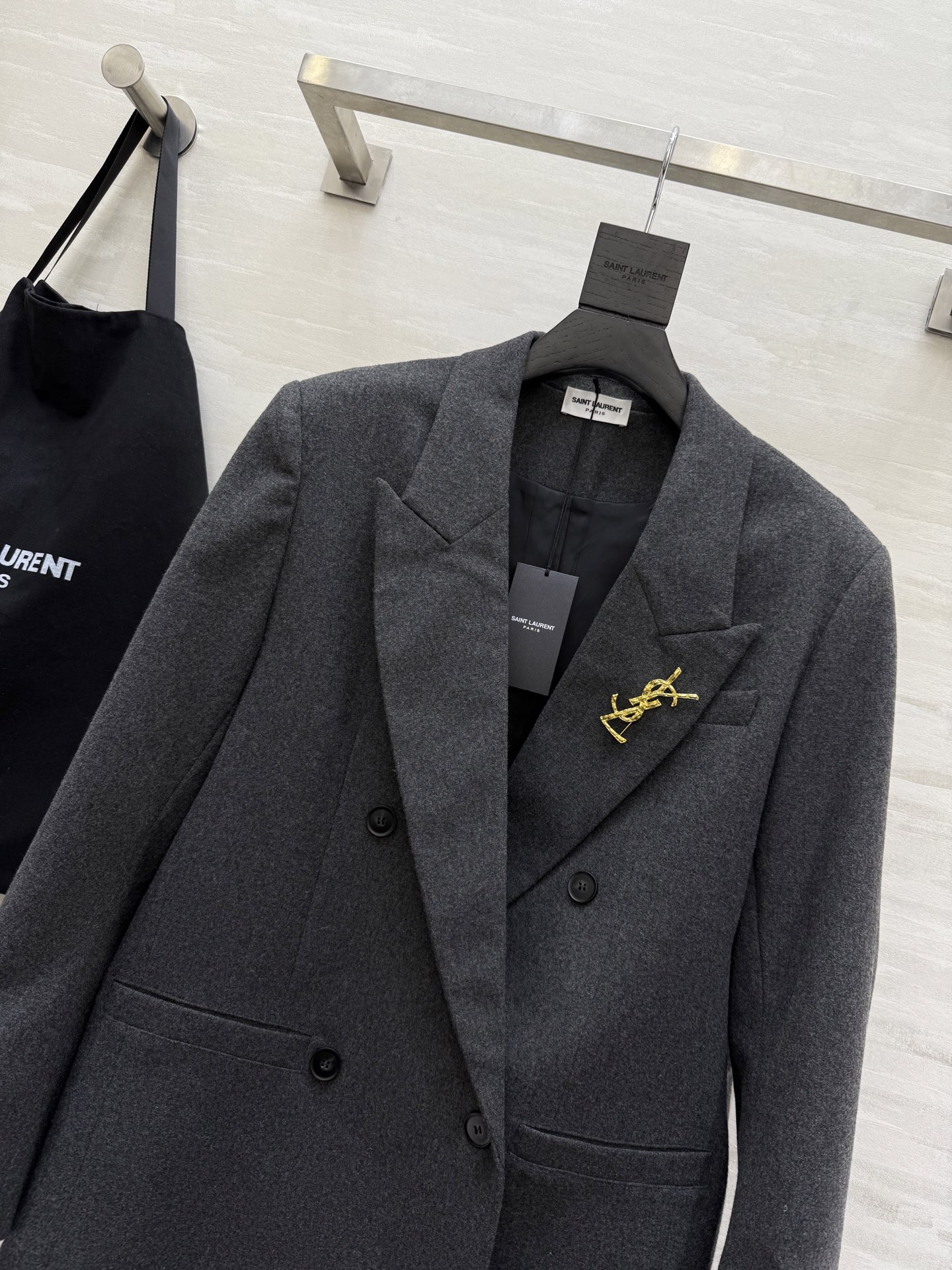 #ysl²⁵秋冬新款 羊毛西装外套 超大垫肩设计 赋予穿着者无与伦比的力量感和自信 羊毛面料 高品质定制