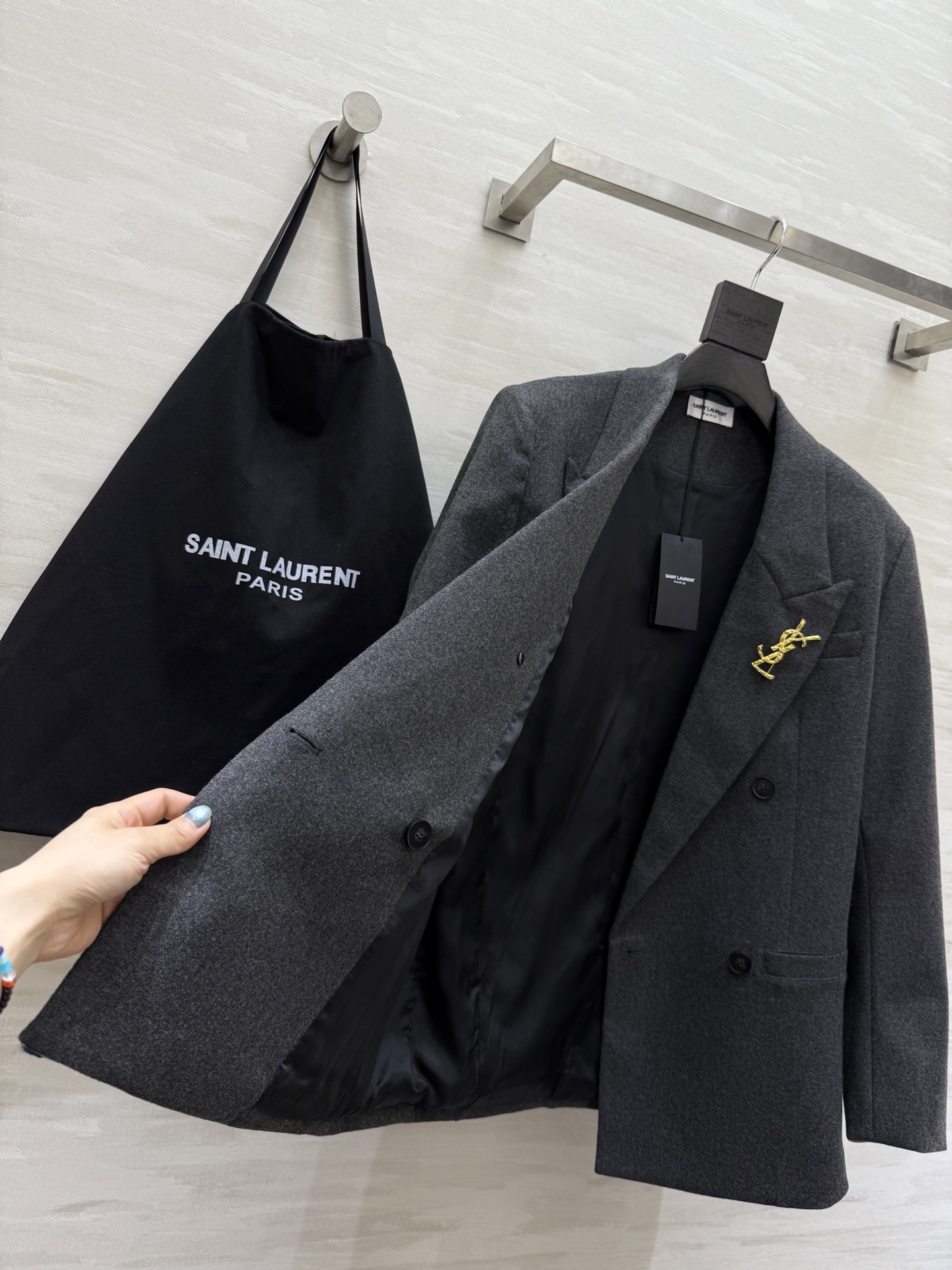 #ysl²⁵秋冬新款 羊毛西装外套 超大垫肩设计 赋予穿着者无与伦比的力量感和自信 羊毛面料 高品质定制