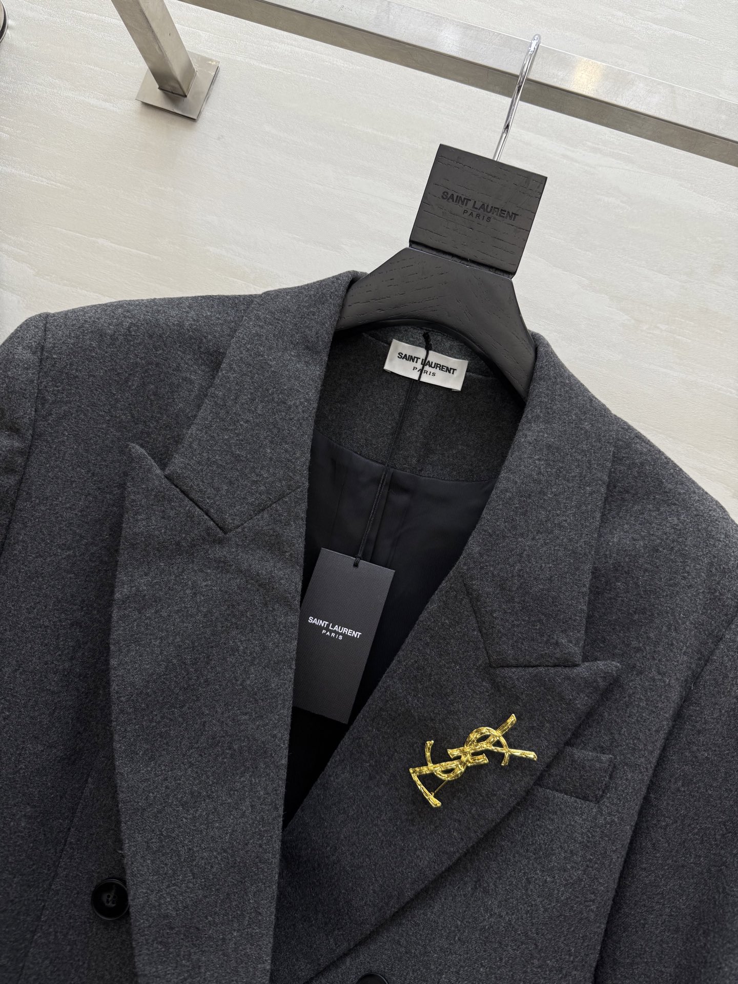 #ysl²⁵秋冬新款 羊毛西装外套 超大垫肩设计 赋予穿着者无与伦比的力量感和自信 羊毛面料 高品质定制