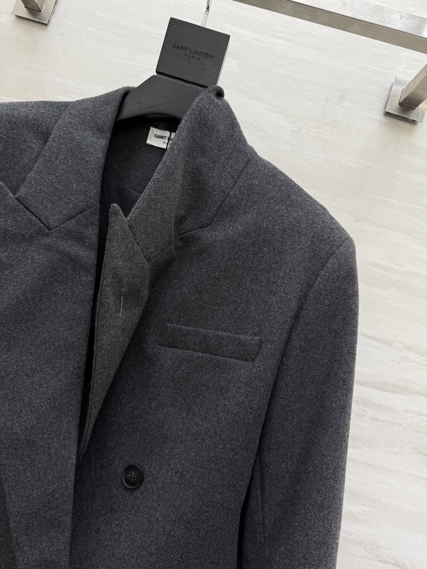 #ysl²⁵秋冬新款 羊毛西装外套 超大垫肩设计 赋予穿着者无与伦比的力量感和自信 羊毛面料 高品质定制