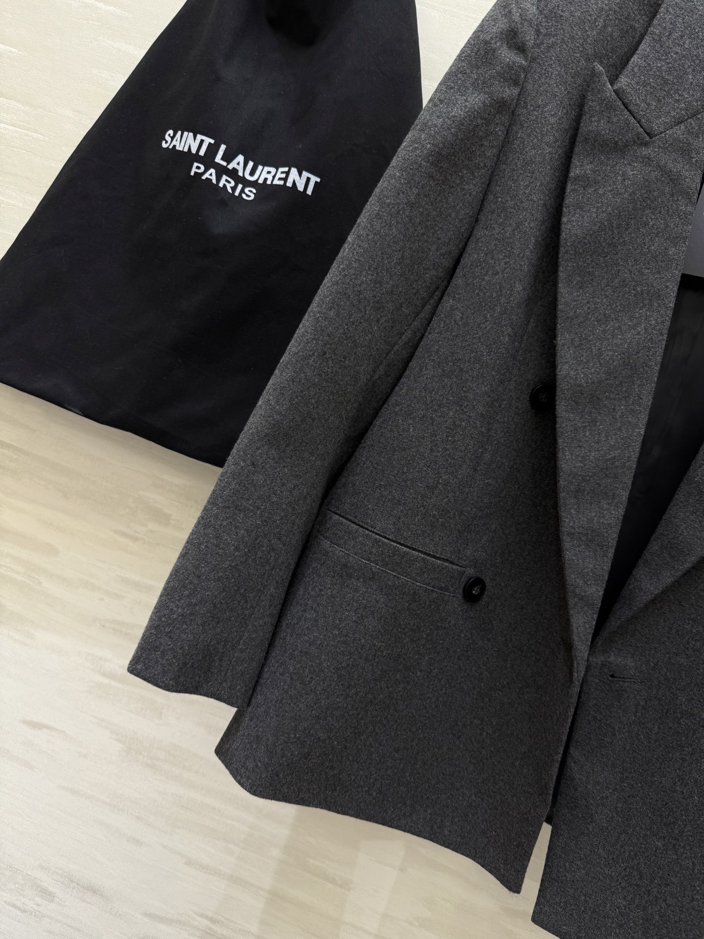 #ysl²⁵秋冬新款 羊毛西装外套 超大垫肩设计 赋予穿着者无与伦比的力量感和自信 羊毛面料 高品质定制