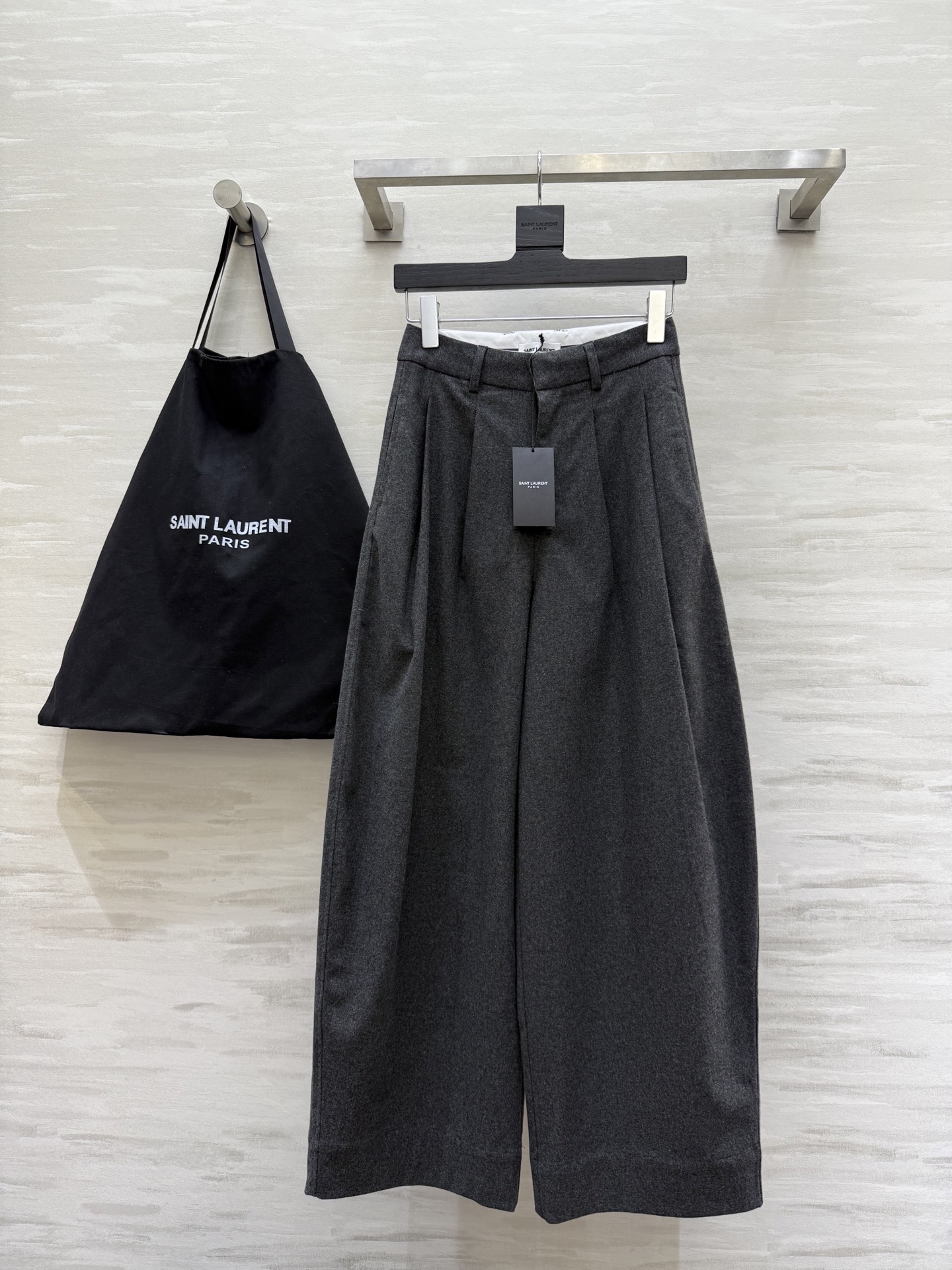 NO:561090,#ysl new autumn and winter wool blended straight trousers, high quality custom-made, available in stock, sizeS/M/L (S size waist 66, trouser length 107),,saint laurent,alexander wang19860909#ysl秋冬新款 羊毛混纺直筒西裤 高品质定制 现货首发sizeS/M/L（s码腰围66,裤长107）,,saint laurent,alexander wang,Women's clothing