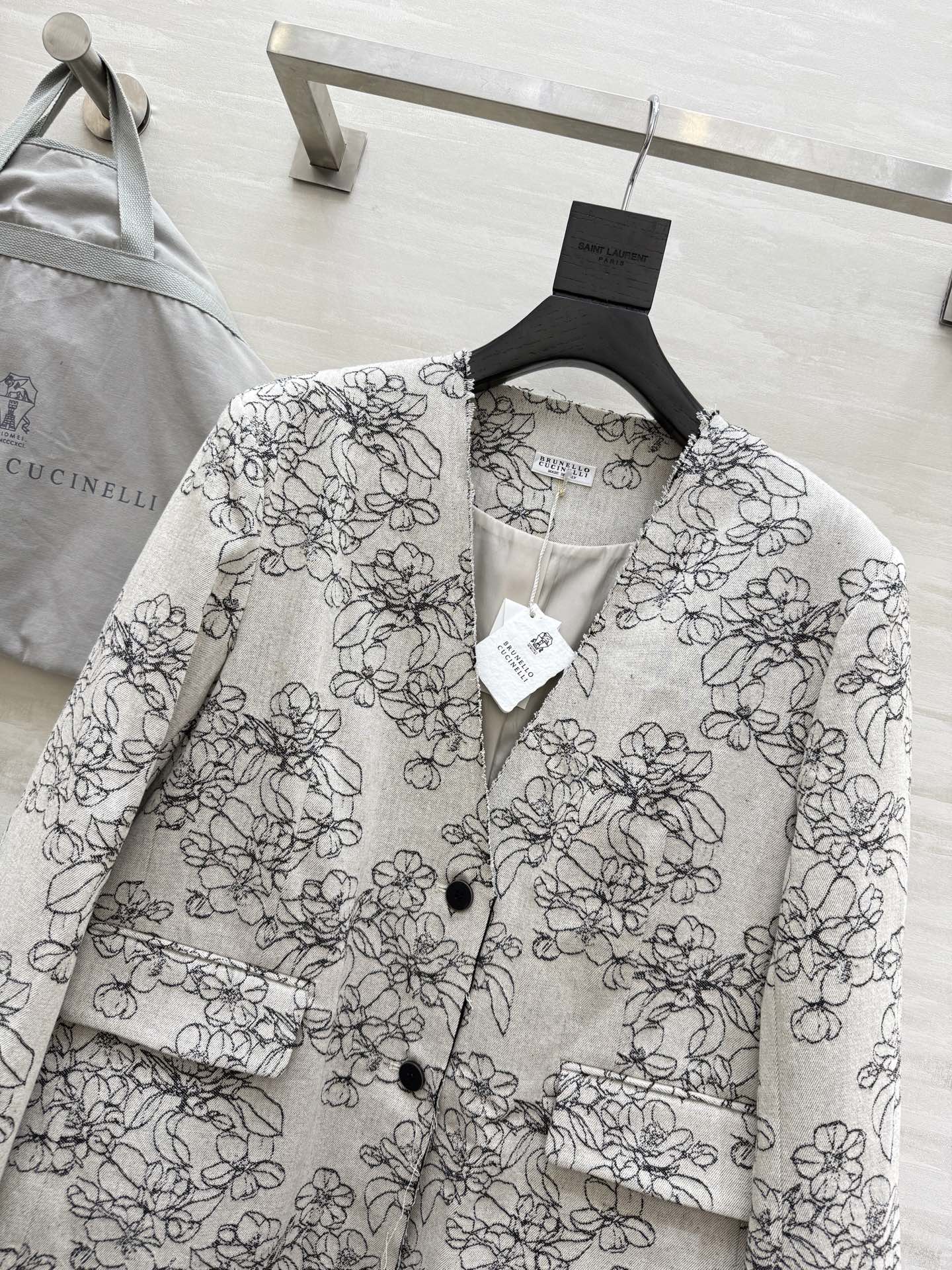 #BC²⁵秋冬新款 重工刺绣🪡v领西装外套 高品质 现货来size：S/M/L（s码肩宽：45，胸围：1