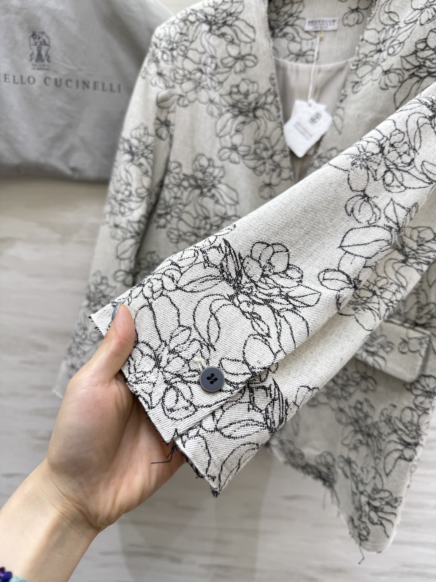 #BC²⁵秋冬新款 重工刺绣🪡v领西装外套 高品质 现货来size：S/M/L（s码肩宽：45，胸围：1