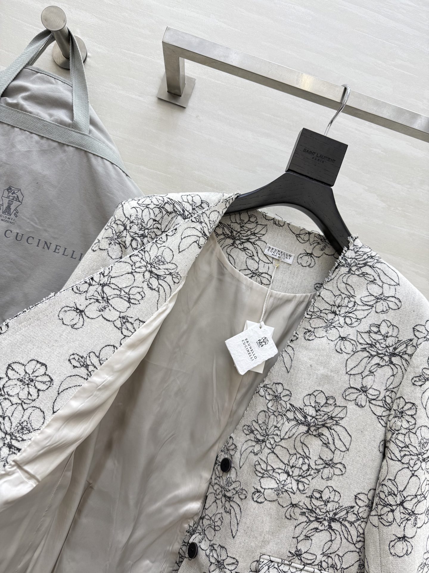 #BC²⁵秋冬新款 重工刺绣🪡v领西装外套 高品质 现货来size：S/M/L（s码肩宽：45，胸围：1