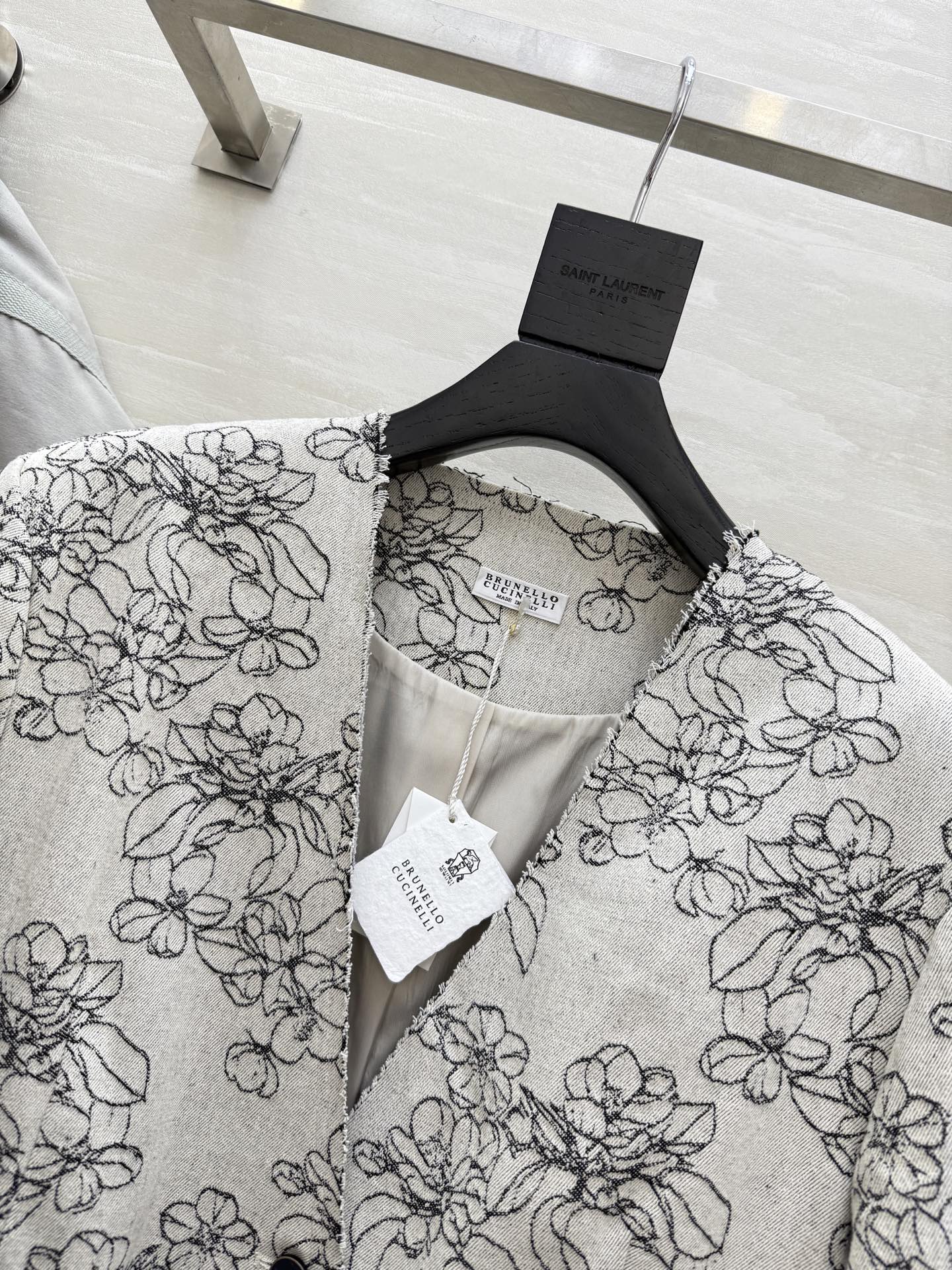 #BC²⁵秋冬新款 重工刺绣🪡v领西装外套 高品质 现货来size：S/M/L（s码肩宽：45，胸围：1