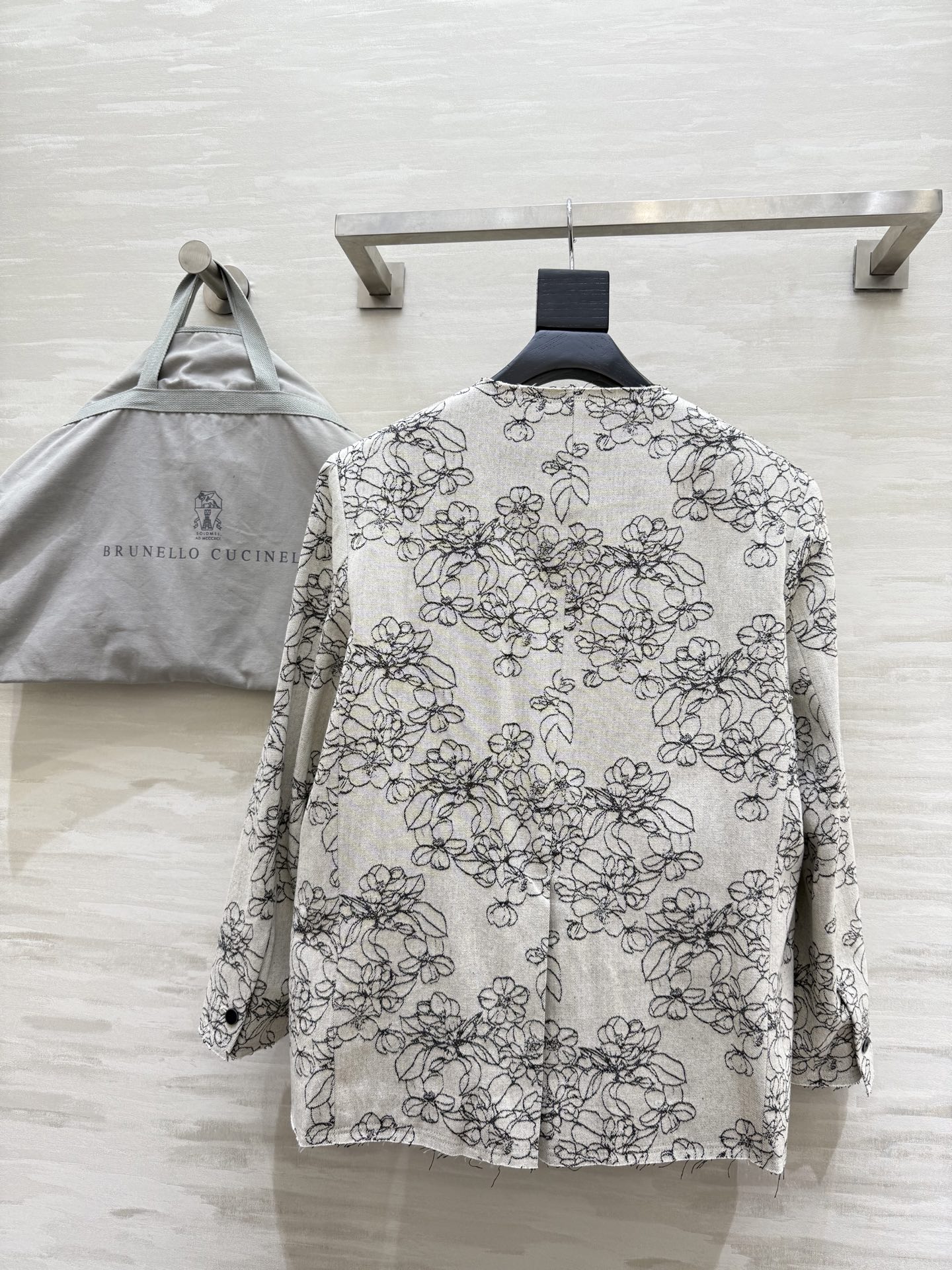 #BC²⁵秋冬新款 重工刺绣🪡v领西装外套 高品质 现货来size：S/M/L（s码肩宽：45，胸围：1