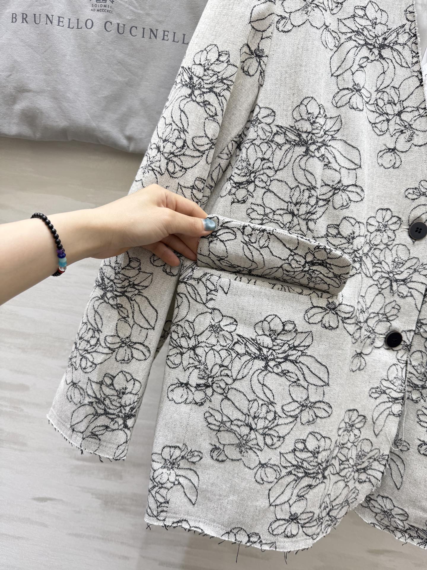 #BC²⁵秋冬新款 重工刺绣🪡v领西装外套 高品质 现货来size：S/M/L（s码肩宽：45，胸围：1