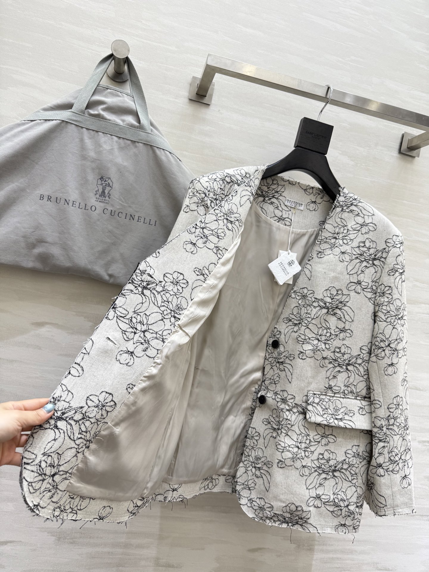 #BC²⁵秋冬新款 重工刺绣🪡v领西装外套 高品质 现货来size：S/M/L（s码肩宽：45，胸围：1