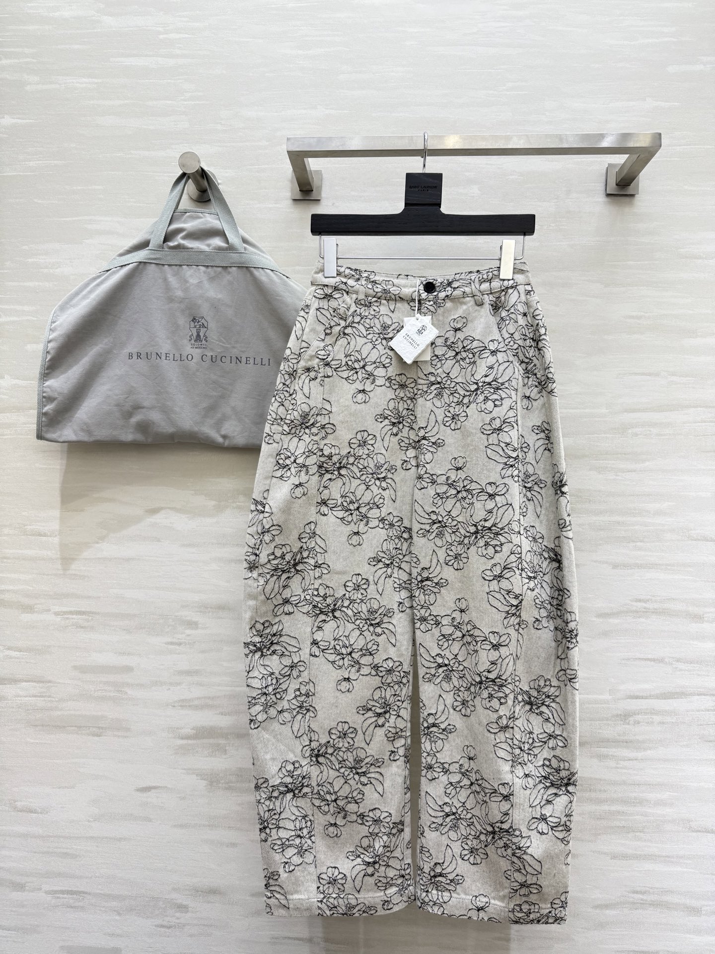 NO:561110,#BC new autumn and winter heavy embroidered scimitar pants, high quality customization, available in stock, sizeS/M/L (S size waist 68, pants length 104),,alexander wang19860909#BC秋冬新款 重工刺绣弯刀裤 高品质定制 现货来sizeS/M/L（s码腰围68,裤长104）,,alexander wang,Women's clothing