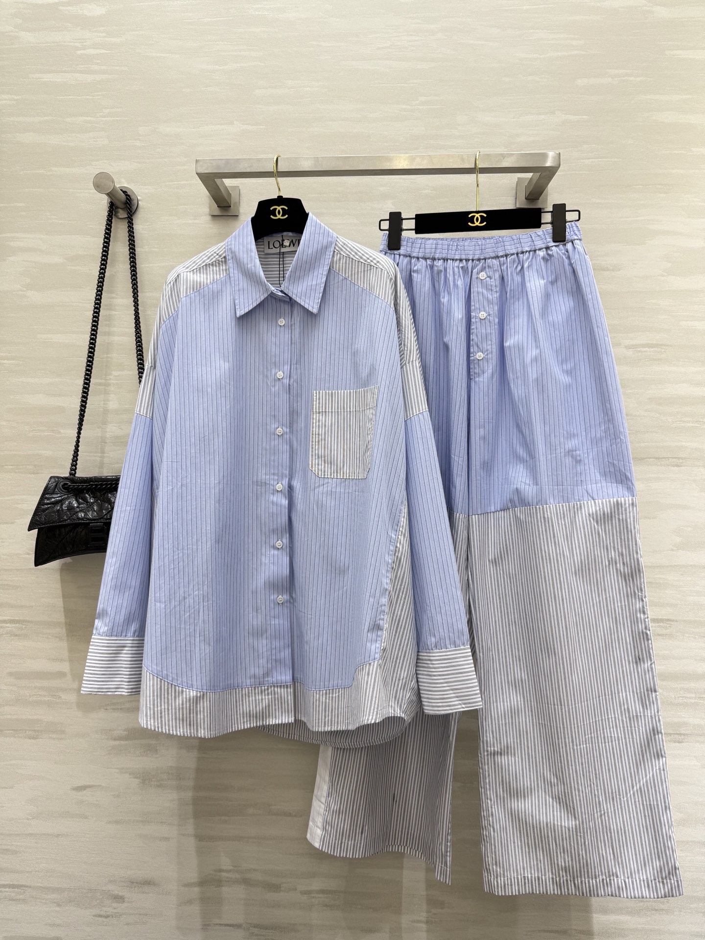 NO:561120,Shirt, pants P. #Loew new early autumn autumn loose shirt suit. Relaxation in life is really important!  The shirt that I love to wear every day has just the right balance of laziness and looseness. Paired with long-sleeved straight wide-leg pants, it is the best solution for early autumn. Customized blue is lazy and refreshing. High quality. Available in stock in sizes S/M/L (S size bust, length 80-87, pants elastic waist 60, pants length 104),, loewe, shirts, alexander wang19860909衬衣,裤子P.#Loew早秋新款 秋日松弛感衬衫套装 生活中的松弛感真的太重要了！日常爱穿的衬衫把慵懒和松弛拿捏的恰到好处 长袖直筒阔腿裤搭配 是早秋穿搭的最优解 定制蓝色慵懒又清爽 高品质 现货来sizeS/M/L（s码胸围,衣长80-87,裤子弹力腰围60,裤长104）,,loewe,shirts,alexander wang,Women's clothing