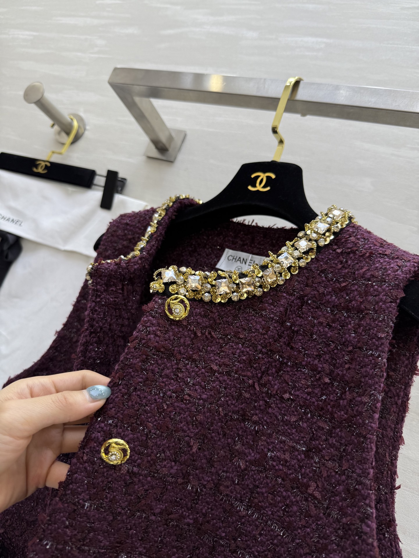 #Chane♡²⁵秋冬新款 重工编织羊毛花呢马甲 定制羊毛粗呢面料 葡萄紫系 定制金属排扣领口 重工口袋