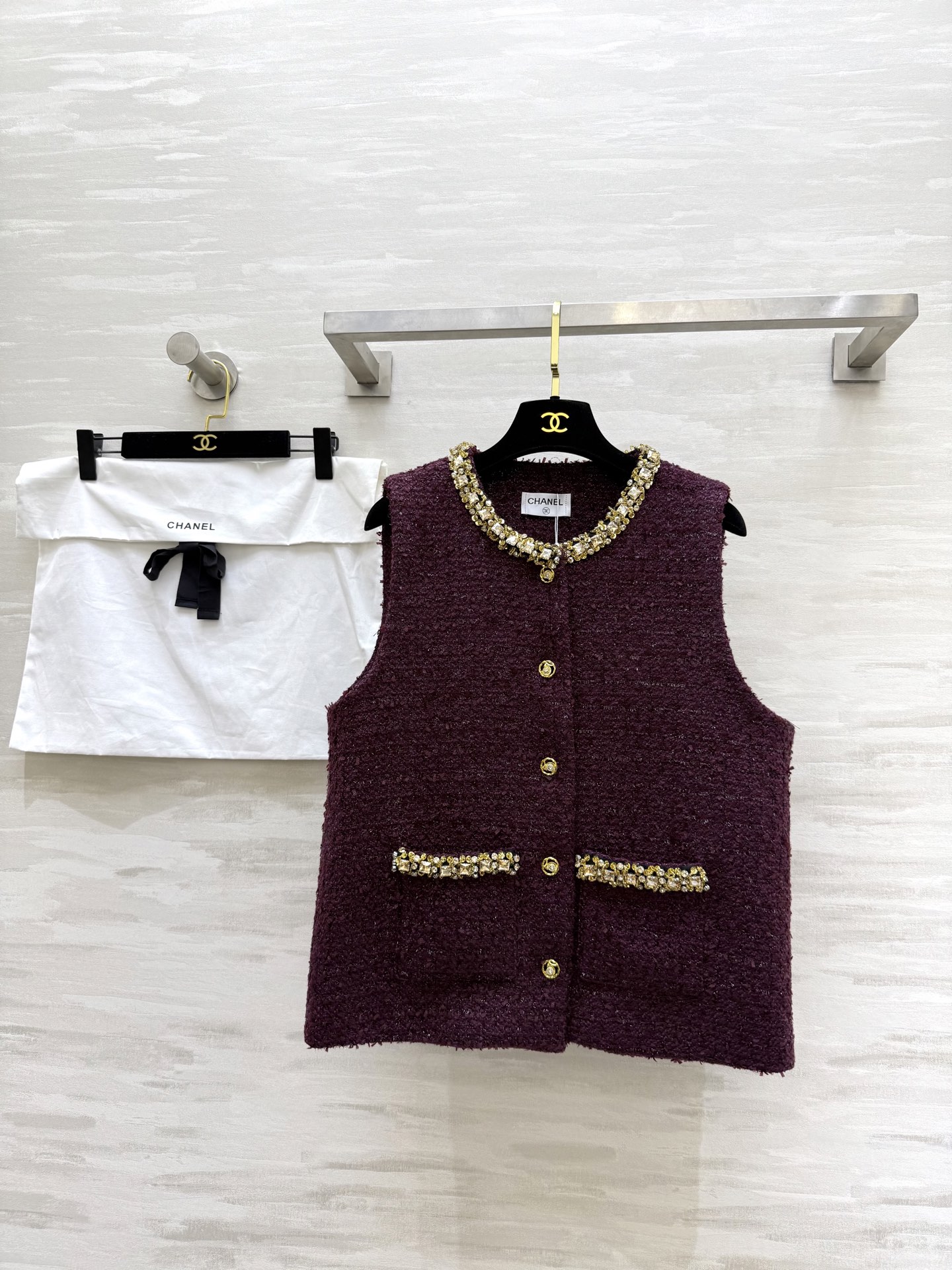 NO:561129,#Chane new style for autumn and winter Heavy woven wool tweed vest Customized wool tweed fabric Grape purple color Customized metal button neckline Heavy industry pockets handmade bead embellishment The upper body is luxurious and luxurious High quality Available in stock size 36/38/40/42 (40 size bust 96, length 58),,chanel,alexander wang19860909#Chane秋冬新款 重工编织羊毛花呢马甲 定制羊毛粗呢面料 葡萄紫系 定制金属排扣领口 重工口袋手工珠子点缀 上身贵气千金感 高品质 现货来size36/38/40/42（40码胸围96,衣长58）,,chanel,alexander wang,Women's clothing