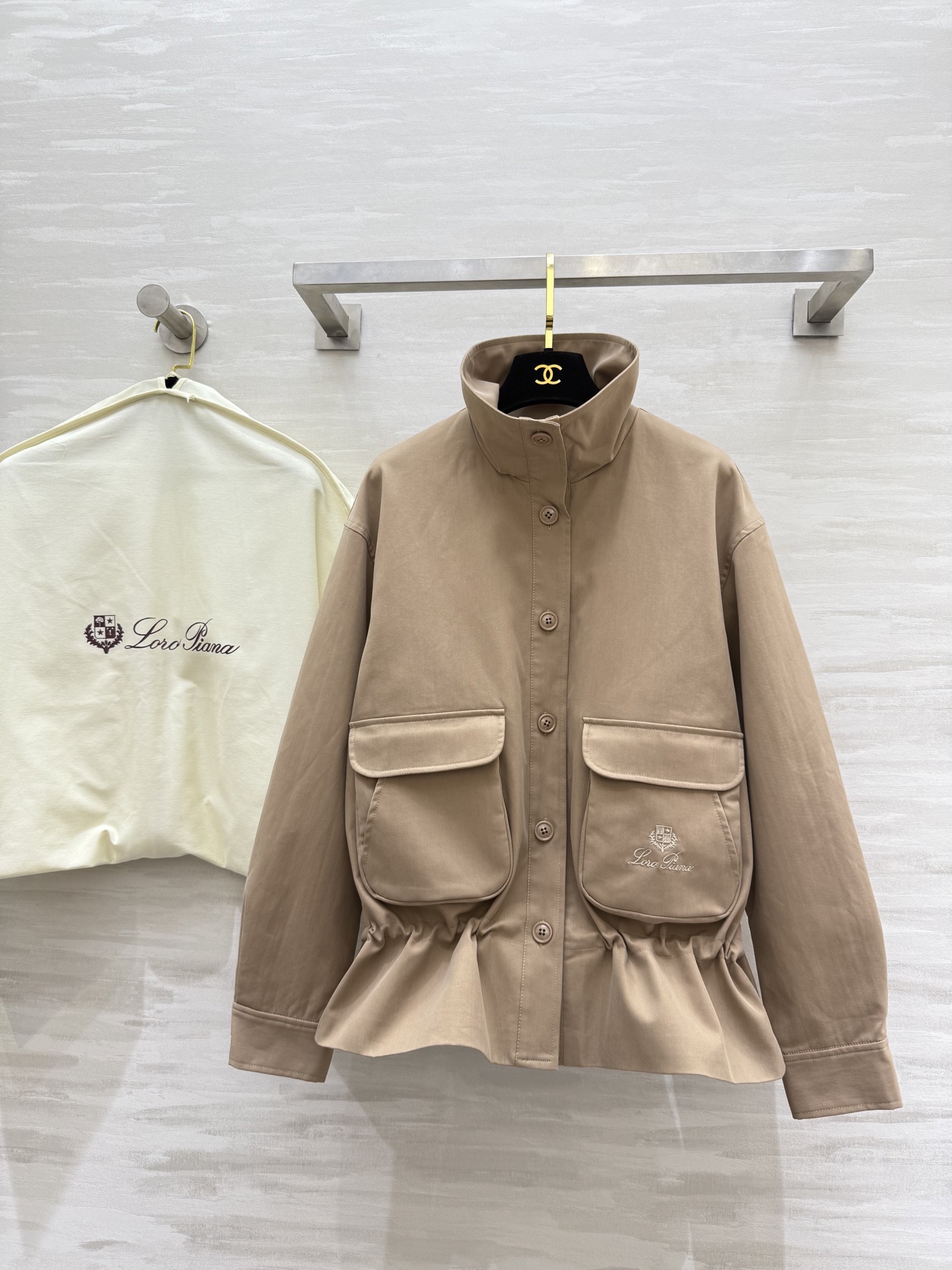 NO:561953,#LP autumn and winter new style stand-up collar jacket with flexible drawstring waist to perfectly modify the body proportions. Pocket details and logo embroidery are exquisite and high-quality. Available in stock in sizeS/M/L (S size shoulder width 48, bust, length 62), loro piana,jackets & coats,jackets & coats,alexander wang19860909#LP秋冬新款 立领夹克外套 腰部灵活抽绳收腰完美修饰身材比例 口袋细节logo刺绣精致高级 高品质 现货来sizeS/M/L（s码肩宽48,胸围,衣长62）,,loro piana,jackets & coats,jackets & coats,alexander wang,Women's clothing