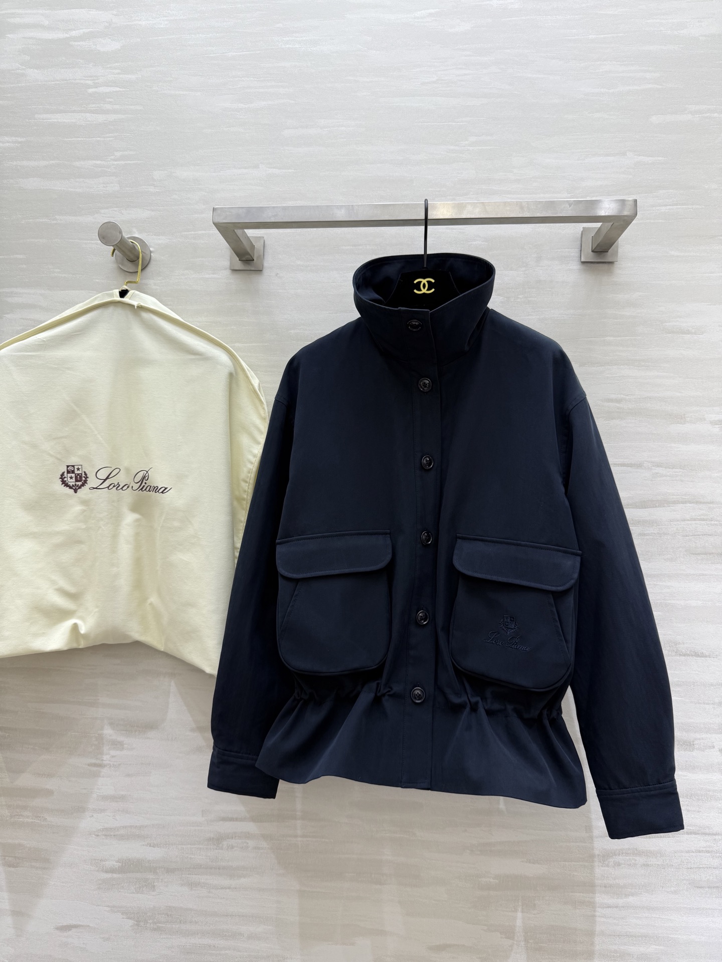 NO:561965,#LP autumn and winter new style stand-up collar jacket with flexible drawstring waist to perfectly modify the body proportions. Pocket details and logo embroidery are exquisite and high-quality. Available in stock in sizeS/M/L (S size shoulder width 48, bust, length 62), loro piana,jackets & coats,jackets & coats,alexander wang19860909#LP秋冬新款 立领夹克外套 腰部灵活抽绳收腰完美修饰身材比例 口袋细节logo刺绣精致高级 高品质 现货来sizeS/M/L（s码肩宽48,胸围,衣长62）,,loro piana,jackets & coats,jackets & coats,alexander wang,Women's clothing