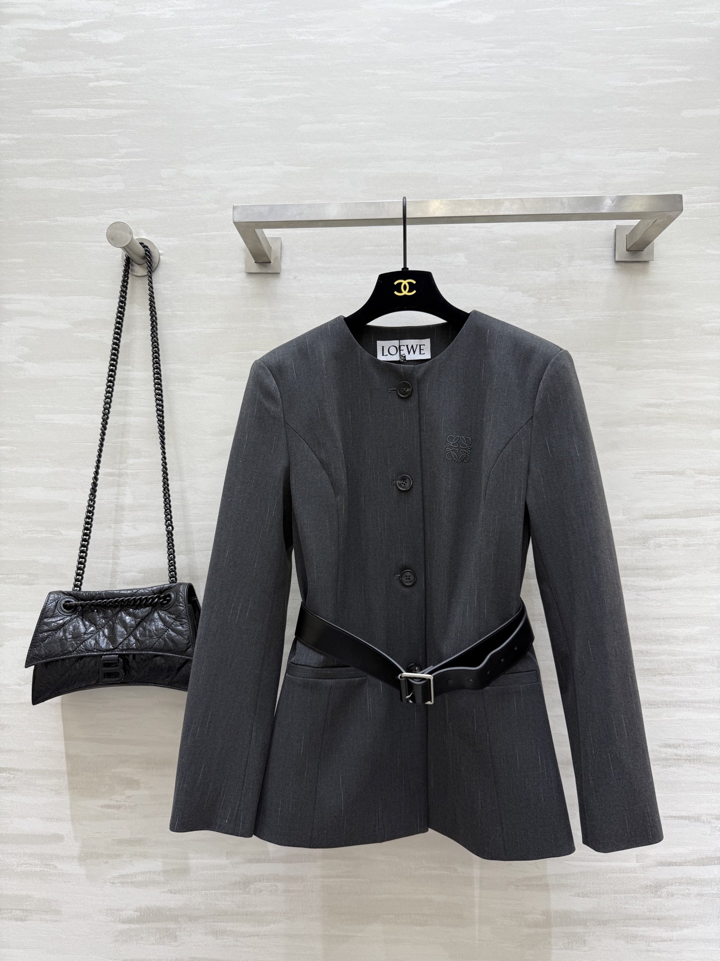 NO:561977,#Loew Classic Curved Jacket The upper body is really good-looking. It is matched with a belt to tighten the waist and outlines a smart waist. Elegance and sassy temperament coexist!  High quality, available in stock, sizes S/M/L (S size bust 88, length 64), loewe, jackets & coats, alexander wang19860909#Loew古典弧线外套 真的上身距好看 配合腰带收腰 勾勒出来了干练的腰身 优雅与飒美气质并存！高品质 现货来sizeS/M/L（s码胸围88,衣长64）,,loewe,jackets & coats,alexander wang,Women's clothing