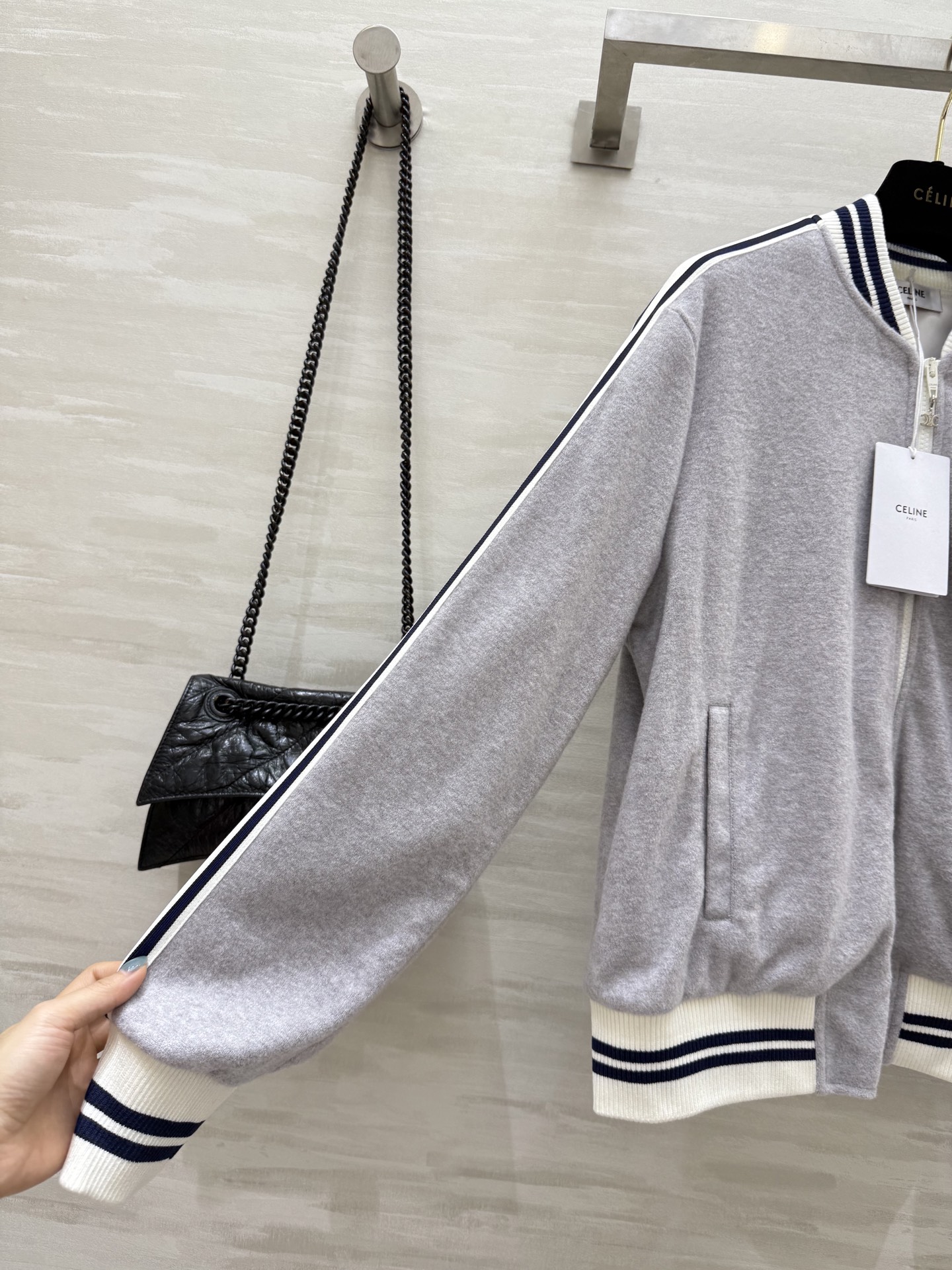 #Celin♡²⁵秋冬新款 黑白休闲织带棒球服外套 精致小logo刺绣🪡 高品质 现货来size：S/M