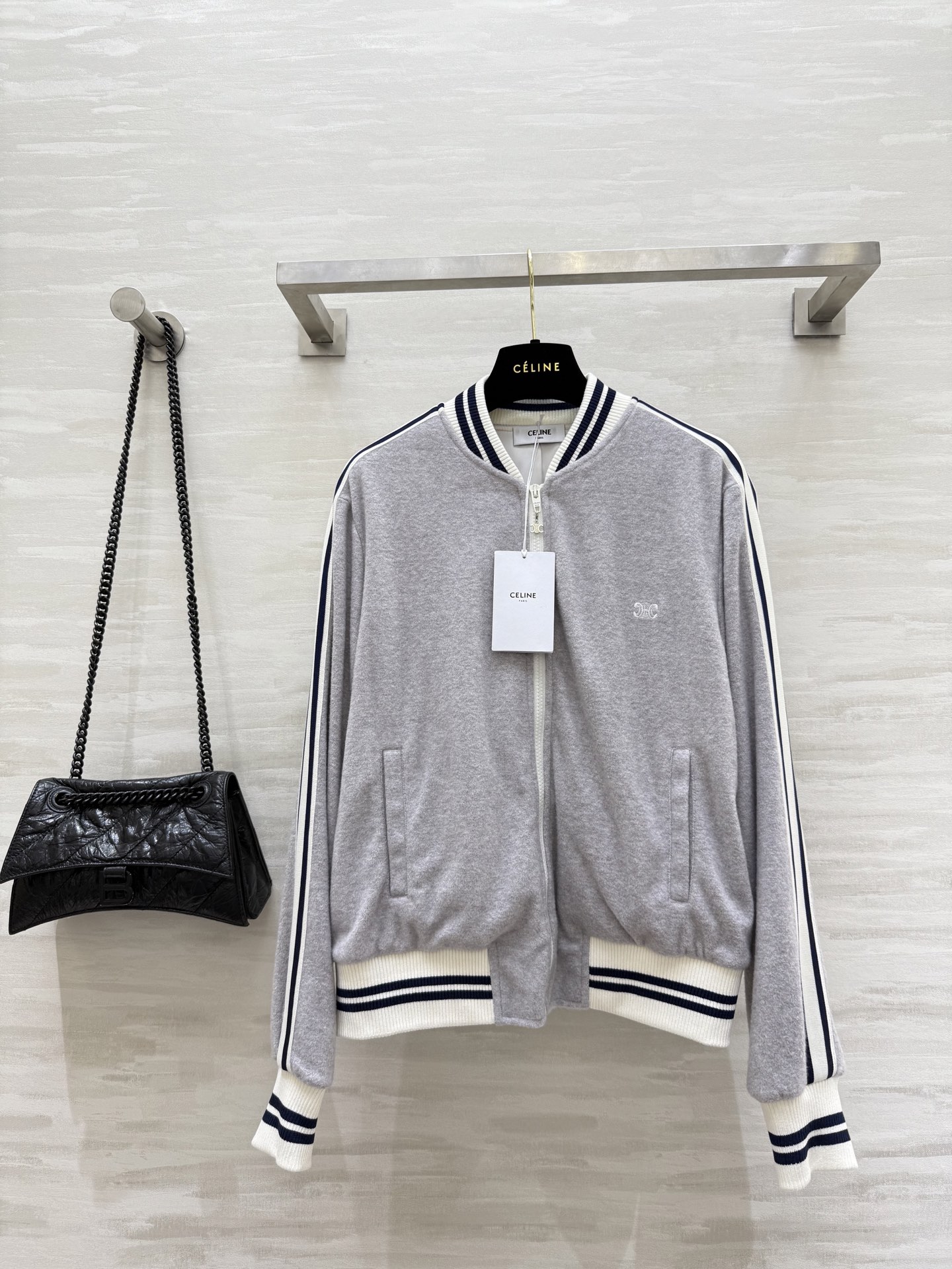 NO:561944,#Celin new style for autumn and winter, black and white casual webbing baseball jacket, exquisite small logo embroidery, high quality, available in stock, sizeS/M/L (S size bust 102, length 56,,celine,jackets & coats,alexander wang19860909#Celin秋冬新款 黑白休闲织带棒球服外套 精致小logo刺绣 高品质 现货来sizeS/M/L（s码胸围102,衣长56,,celine,jackets & coats,alexander wang,Women's clothing
