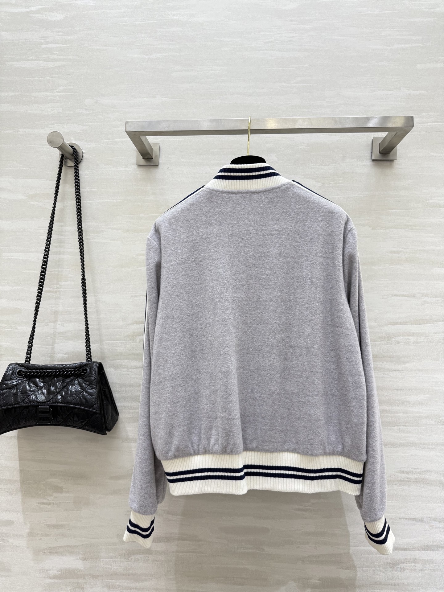 #Celin♡²⁵秋冬新款 黑白休闲织带棒球服外套 精致小logo刺绣🪡 高品质 现货来size：S/M