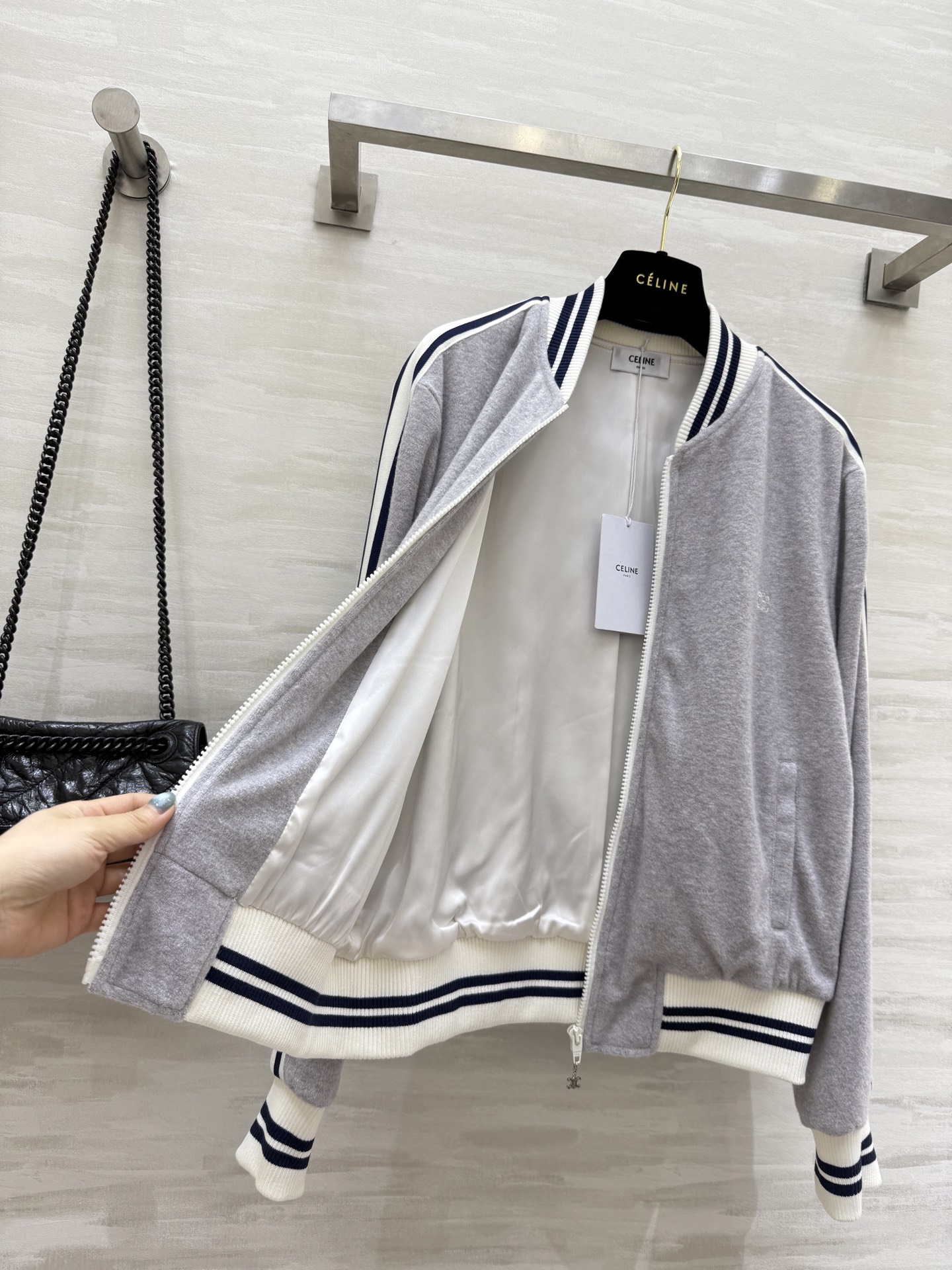 #Celin♡²⁵秋冬新款 黑白休闲织带棒球服外套 精致小logo刺绣🪡 高品质 现货来size：S/M