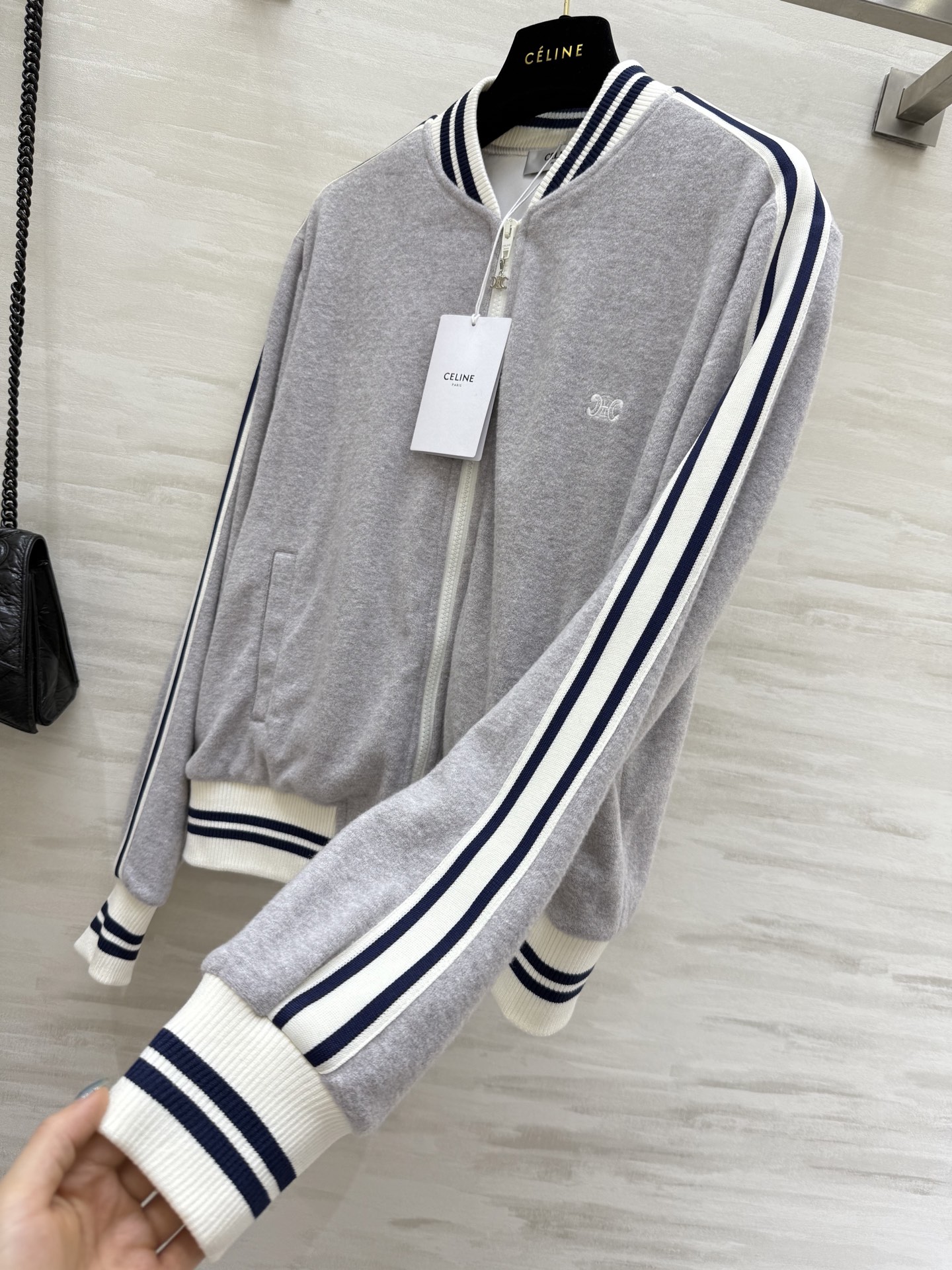 #Celin♡²⁵秋冬新款 黑白休闲织带棒球服外套 精致小logo刺绣🪡 高品质 现货来size：S/M