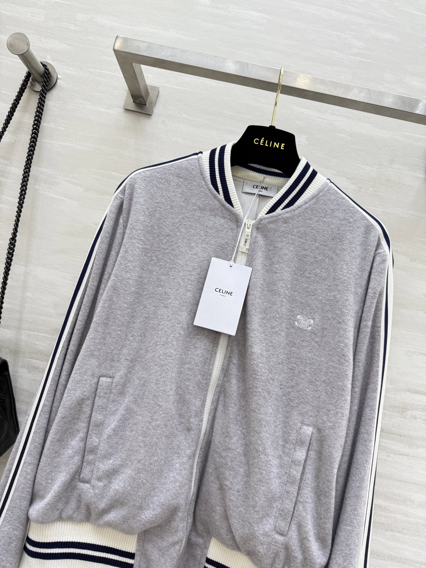 #Celin♡²⁵秋冬新款 黑白休闲织带棒球服外套 精致小logo刺绣🪡 高品质 现货来size：S/M