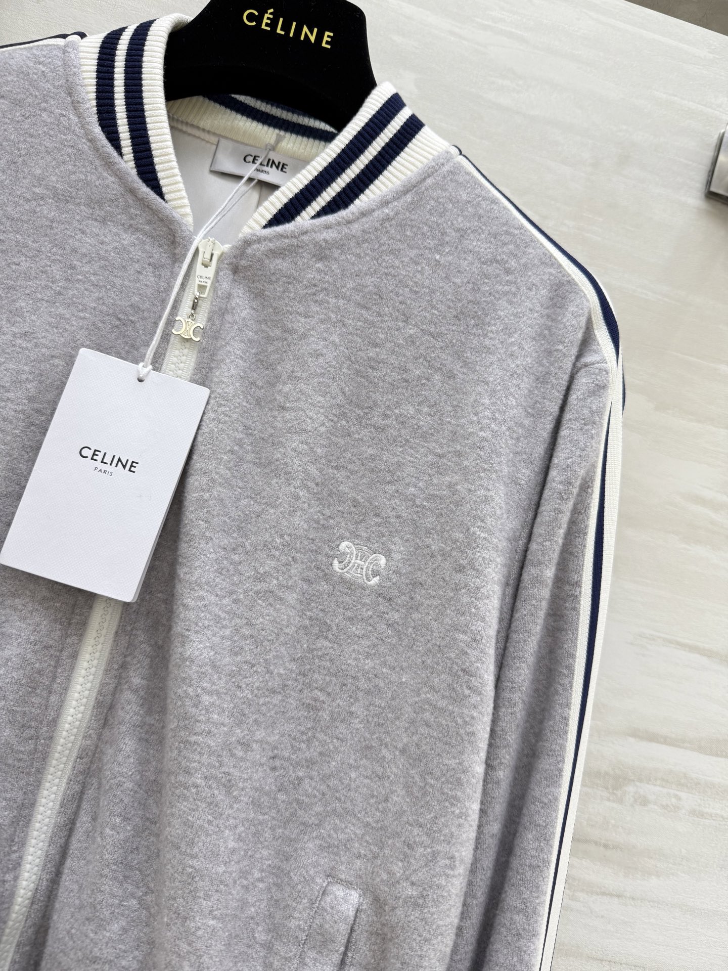 #Celin♡²⁵秋冬新款 黑白休闲织带棒球服外套 精致小logo刺绣🪡 高品质 现货来size：S/M