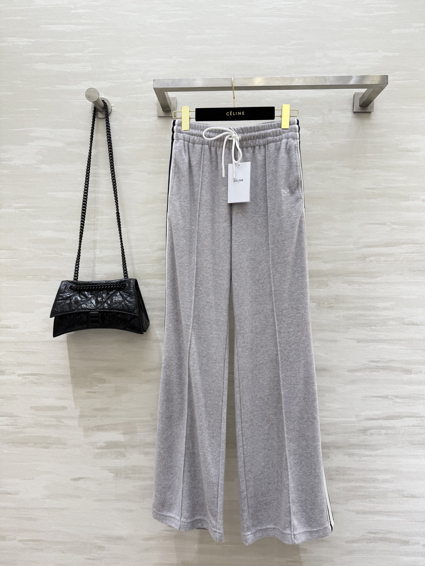 NO:561954,#Celin autumn and winter new style black and white casual webbing casual pants, exquisite small logo embroidery, high quality, available in stock, sizeS/M/L (S size elastic waist 64, hip 98, pants length 102),,celine,alexander wang19860909#Celin秋冬新款 黑白休闲织带休闲裤 精致小logo刺绣 高品质 现货来sizeS/M/L（s码弹力腰围64,臀围98,裤长102）,,celine,alexander wang,Women's clothing