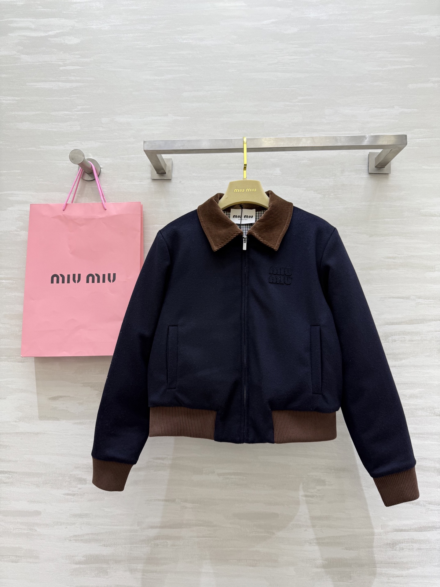 NO:561966,#Miumi autumn and winter new style lapel jacket cotton-padded jacket with rhombus quilted lining to keep warm and comfortable. High-quality customization. Available now. SizeS/M/L (S size shoulder width 40, bust 98, length 50),,miumiu,jackets & coats,jackets & coats,alexander wang19860909#Miumi秋冬新款 翻领夹克棉服外套 内里菱格夹棉保暖舒适 高品质定制 现货首发sizeS/M/L（s码肩宽40,胸围98,衣长50）,,miumiu,jackets & coats,jackets & coats,alexander wang,Women's clothing