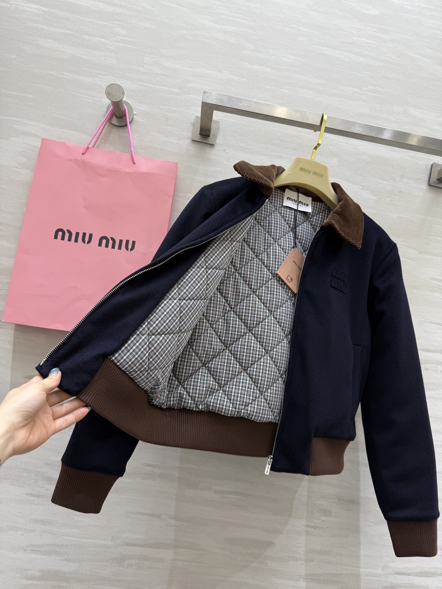 #Miumi♡²⁵秋冬新款 翻领夹克棉服外套 内里菱格夹棉保暖舒适 高品质定制 现货首发size：S/M