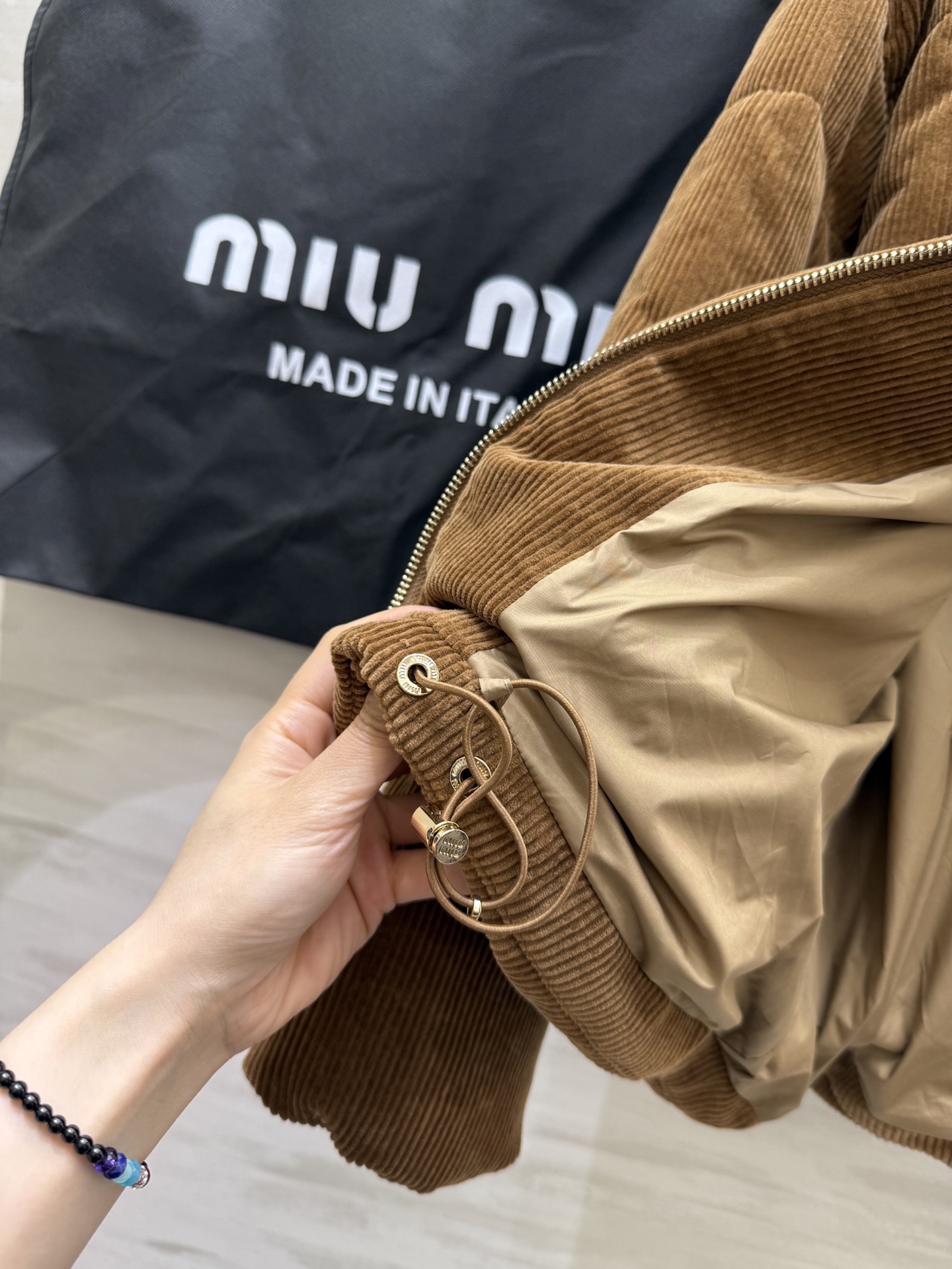 #Miumi♡²⁵秋冬新款 绵羊皮领羽绒服 内里90白鸭绒填充超级保暖舒适 高品质 现货来size：S/