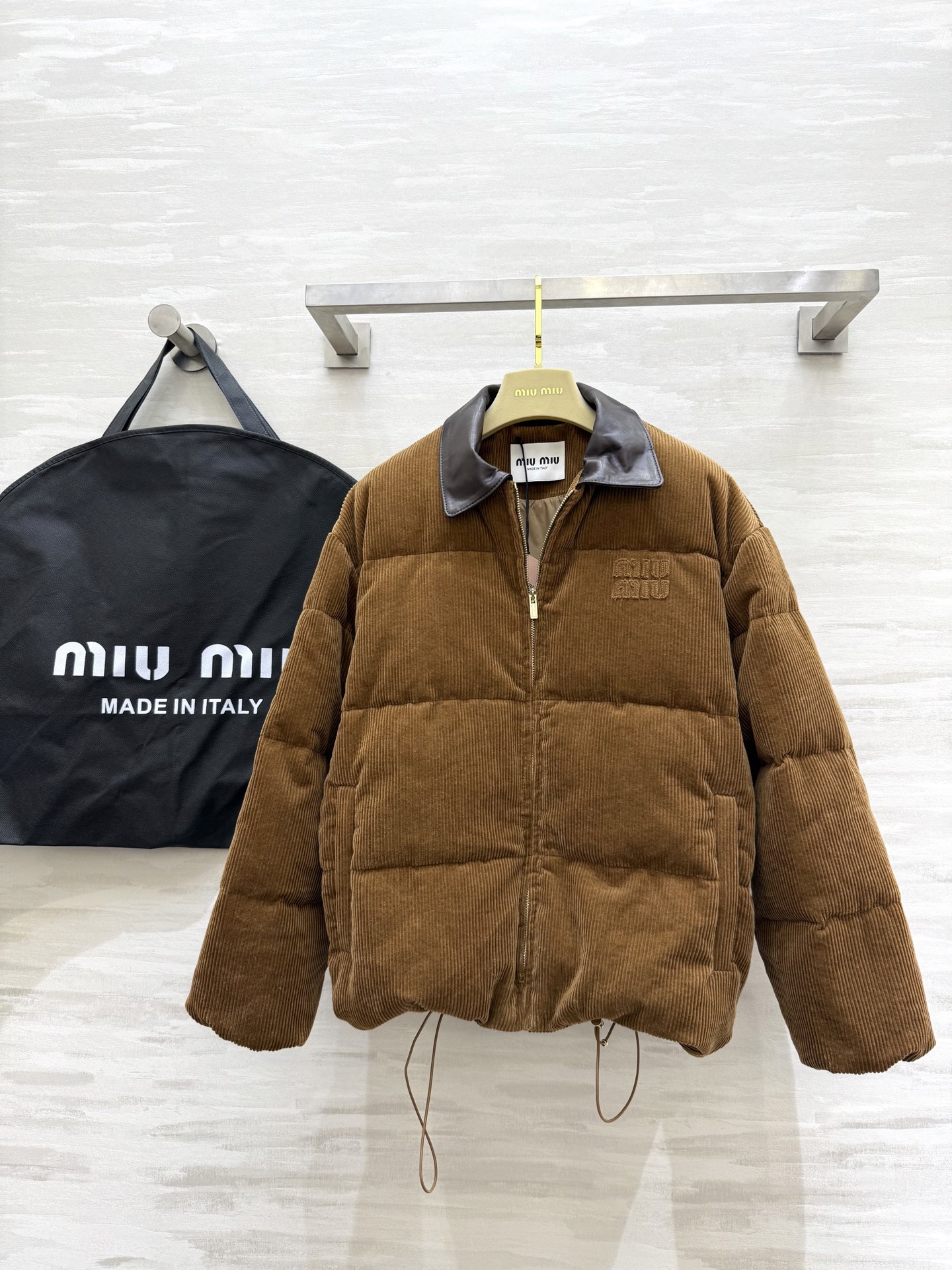 #Miumi♡²⁵秋冬新款 绵羊皮领羽绒服 内里90白鸭绒填充超级保暖舒适 高品质 现货来size：S/