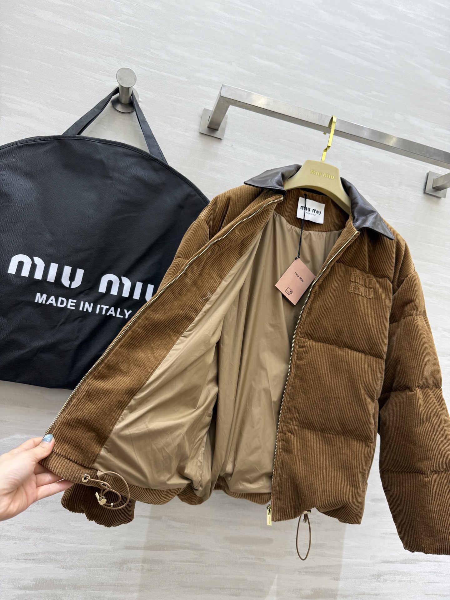 #Miumi♡²⁵秋冬新款 绵羊皮领羽绒服 内里90白鸭绒填充超级保暖舒适 高品质 现货来size：S/